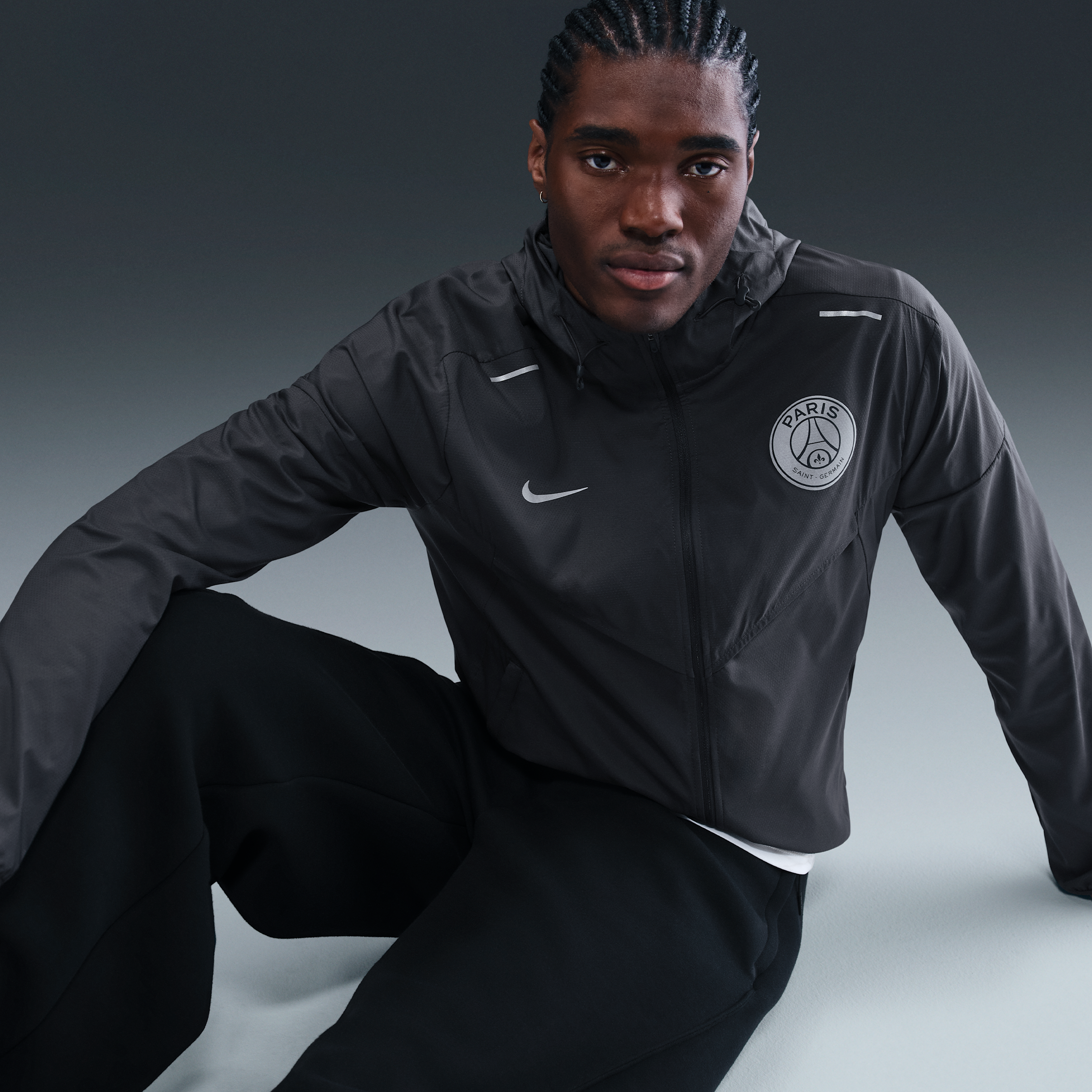 Thumbnail - Paris Saint-Germain Impossibly Light Windrunner Nike Fußballjacke (Herren) - Grau