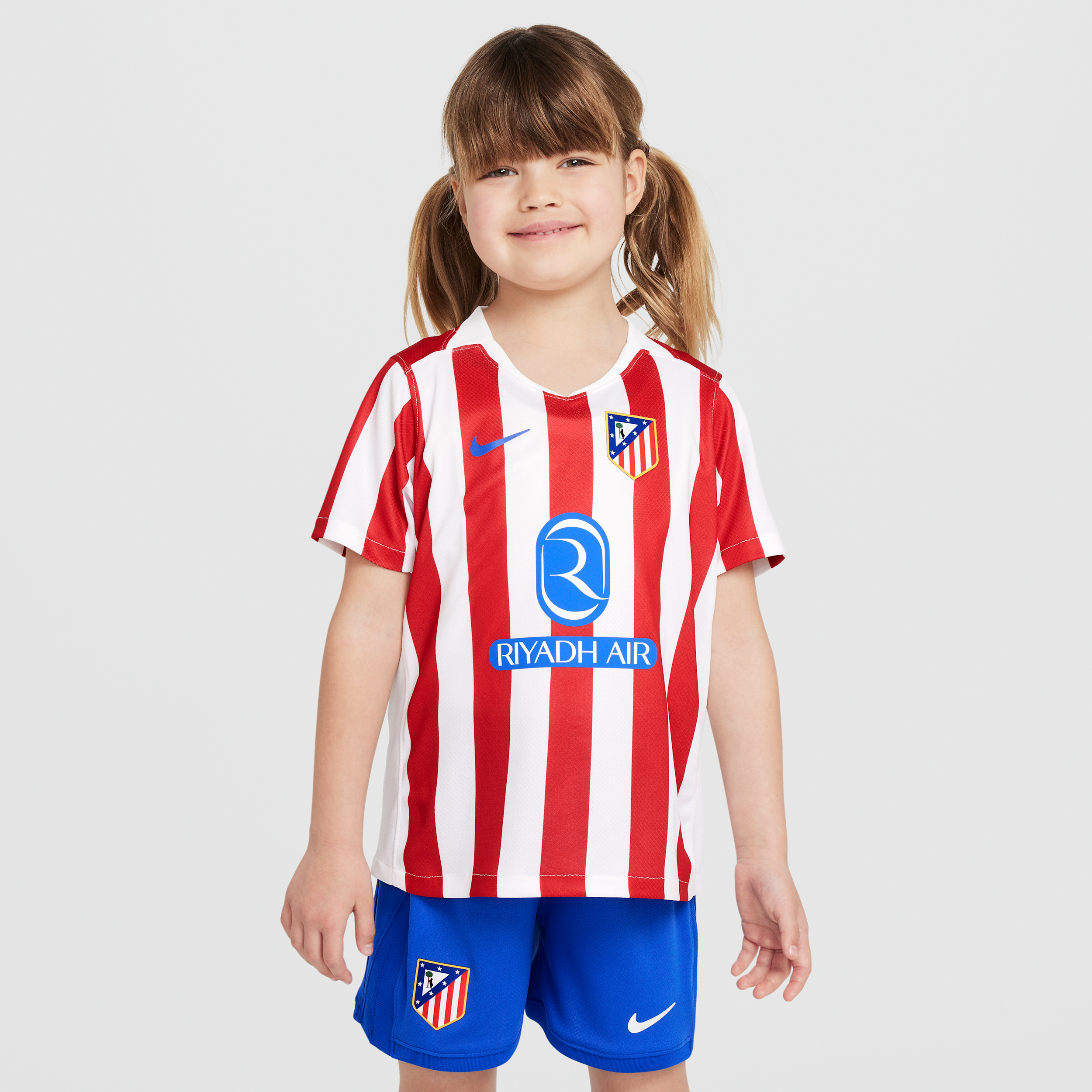 Thumbnail - Atlético Madrid 2025/26 Stadium Home dreiteiliges Nike Replika Fußballtrikot-Set (jüngere Kinder) - Rot