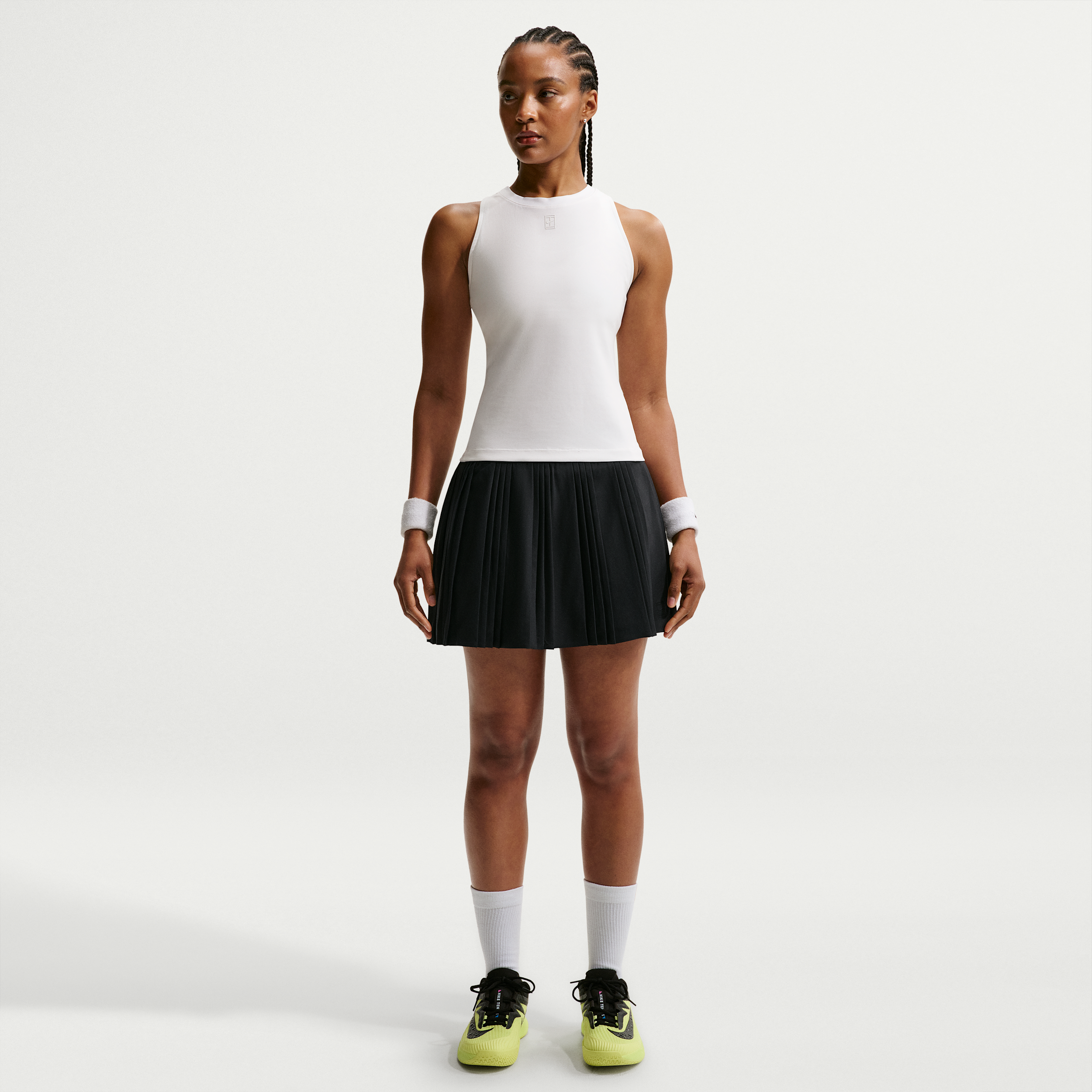 Plisseret NikeCourt Advantage Dri-FIT-tennisnederdel til kvinder – sort
