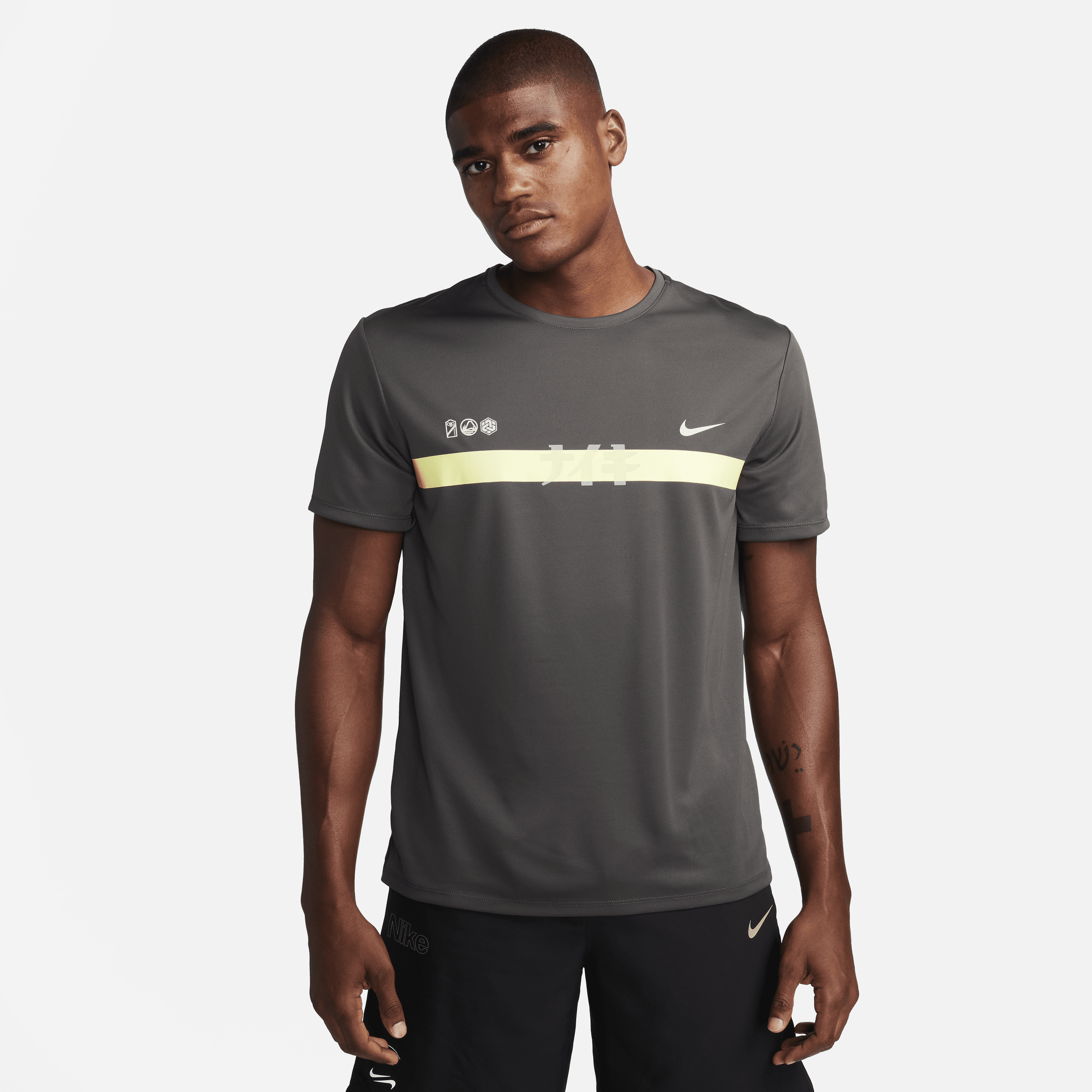 Nike Miler UV hardlooptop met korte mouwen en Dri-FIT voor heren Bruin