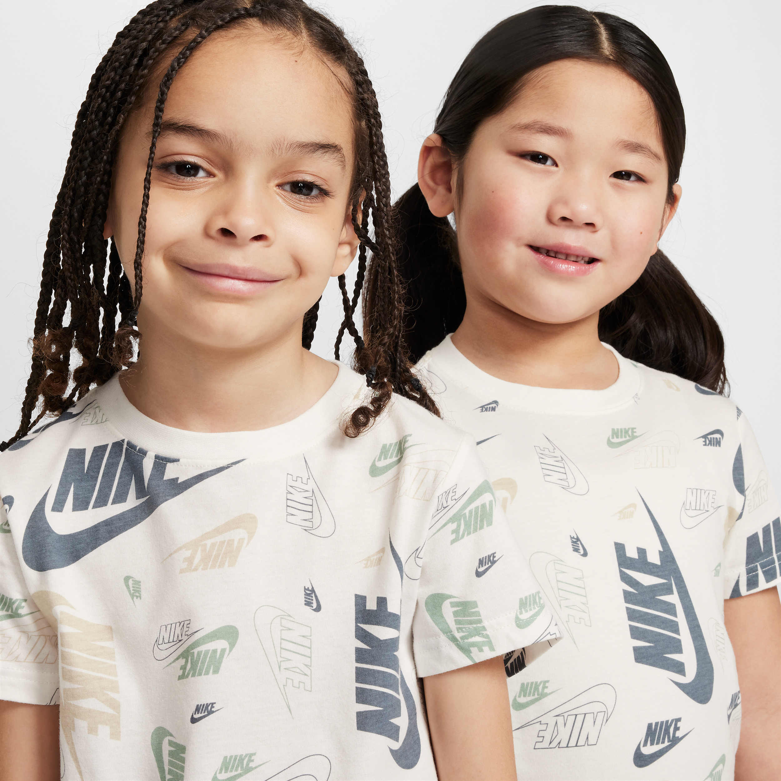 Nike set met T-shirt met print en lichte shorts van sweatstof voor kleuters Bruin