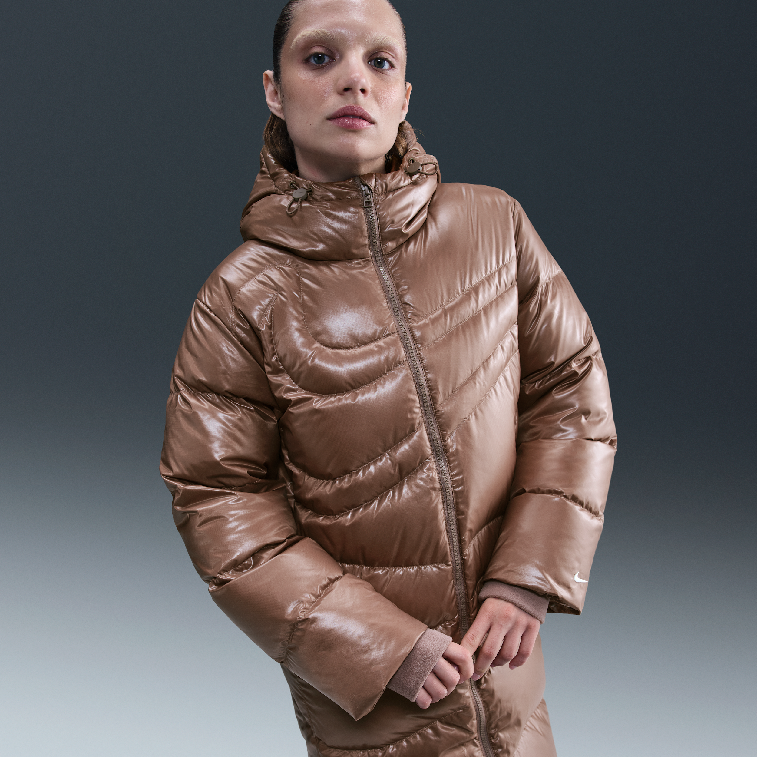 Parka in piumino oversize Therma-FIT Nike Swoosh Series – Donna - Marrone