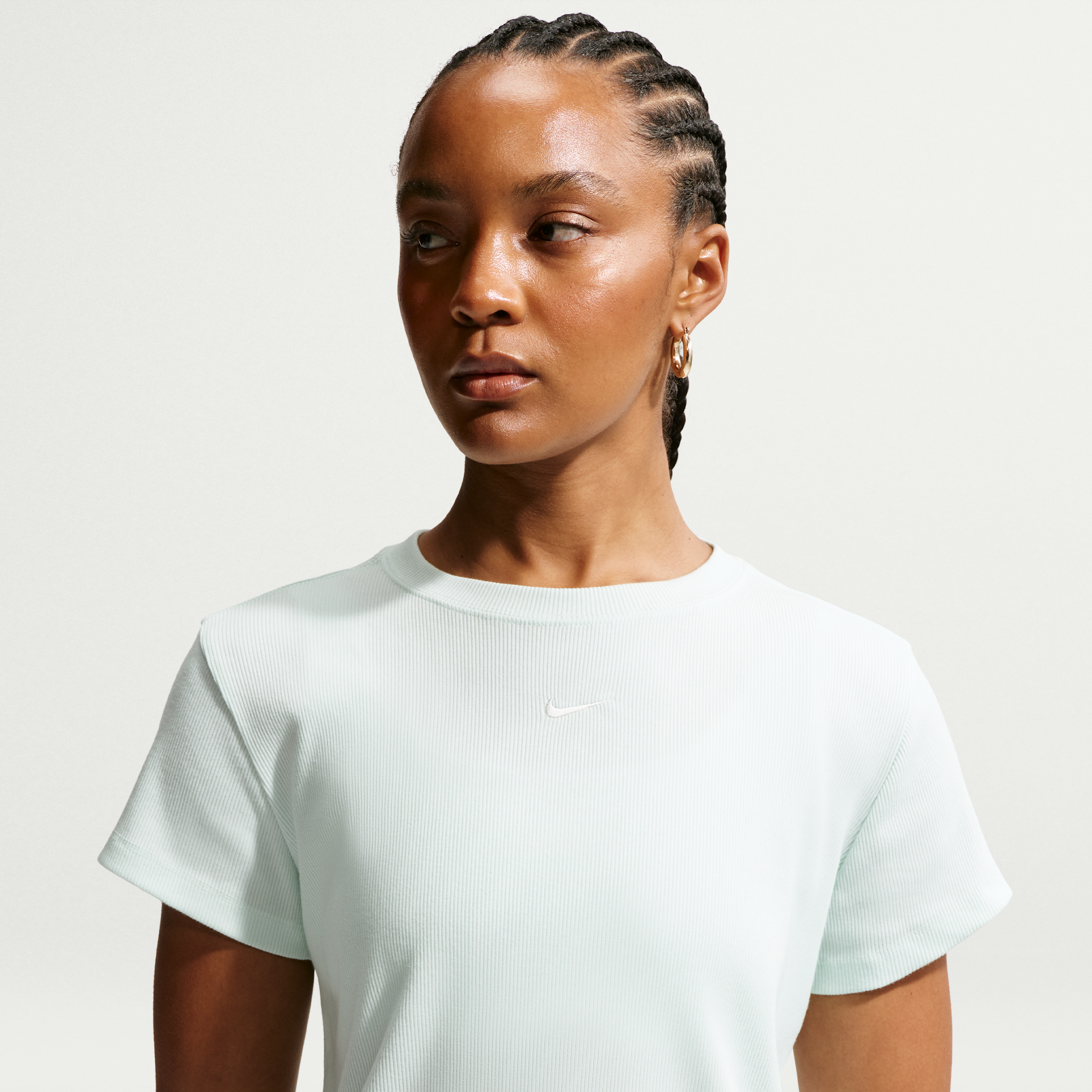 Tætsiddende og kortærmet Nike -T-shirt i ribstof til kvinder - grøn
