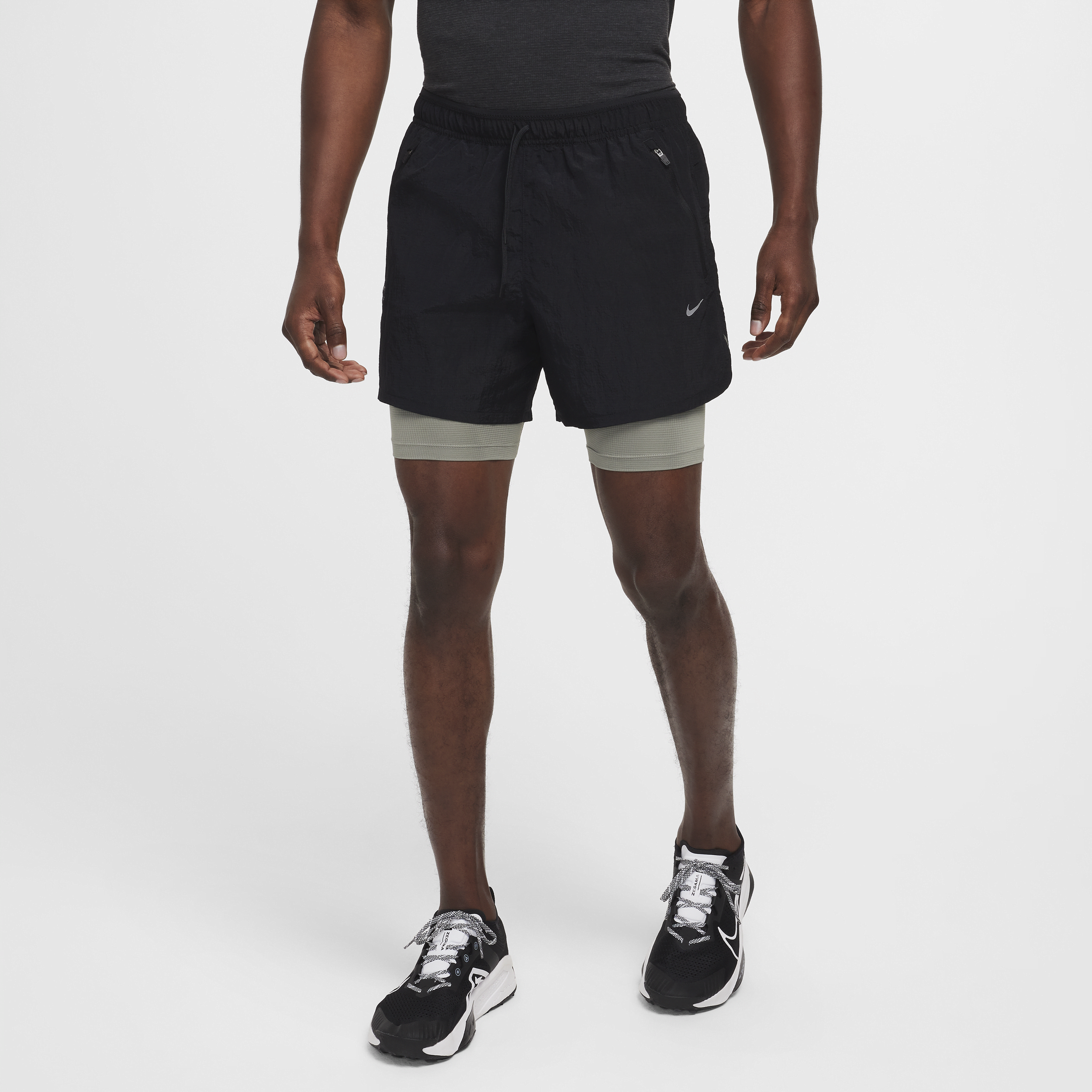 Thumbnail - Nike Stride Running Division wasserabweisende 2-in-1-Laufshorts mit Dri-FIT-Technologie (Herren, ca. 12,5 cm) - Schwarz