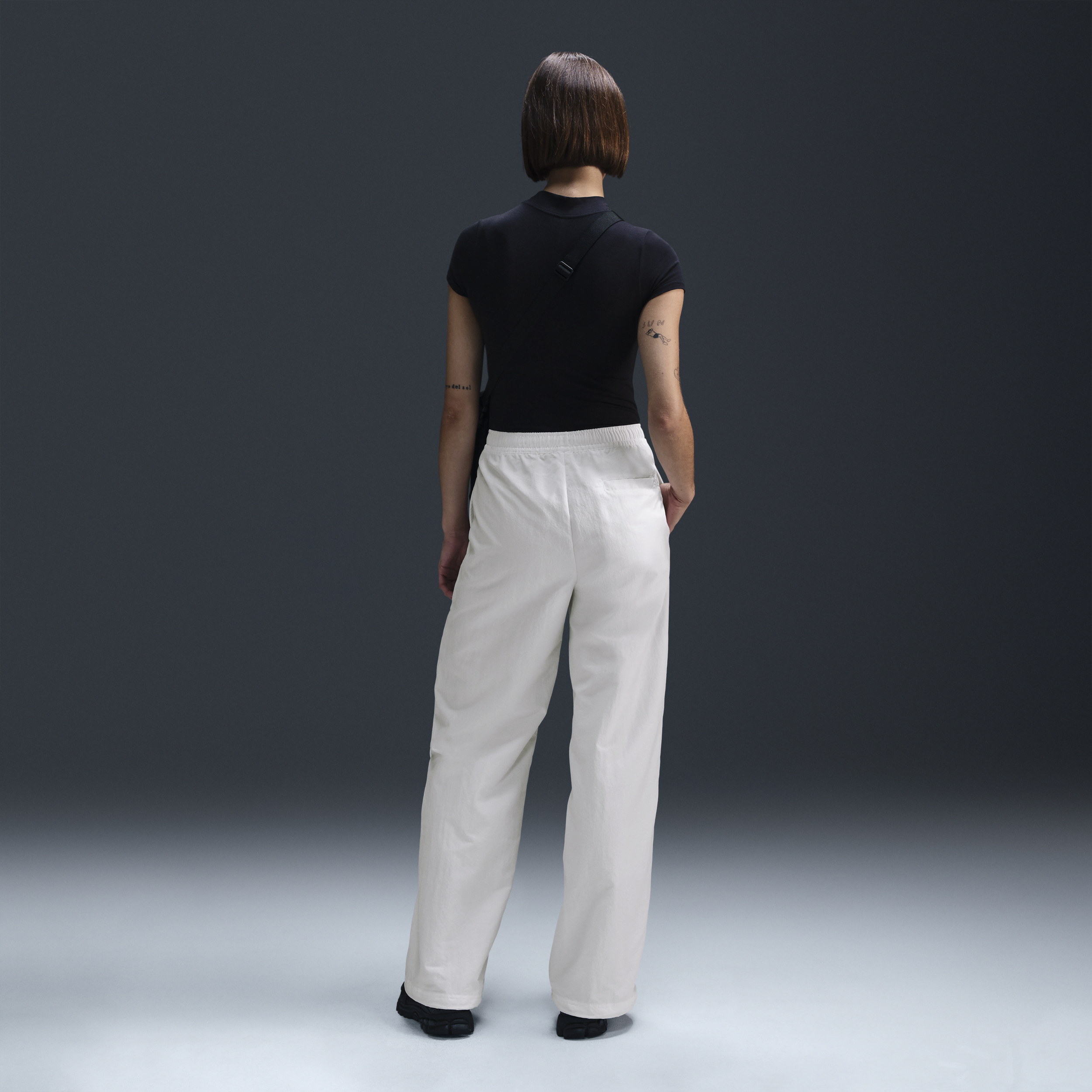 Pantalon taille mi-haute à ourlet ouvert Nike Sportswear Everything Wovens pour femme - Blanc