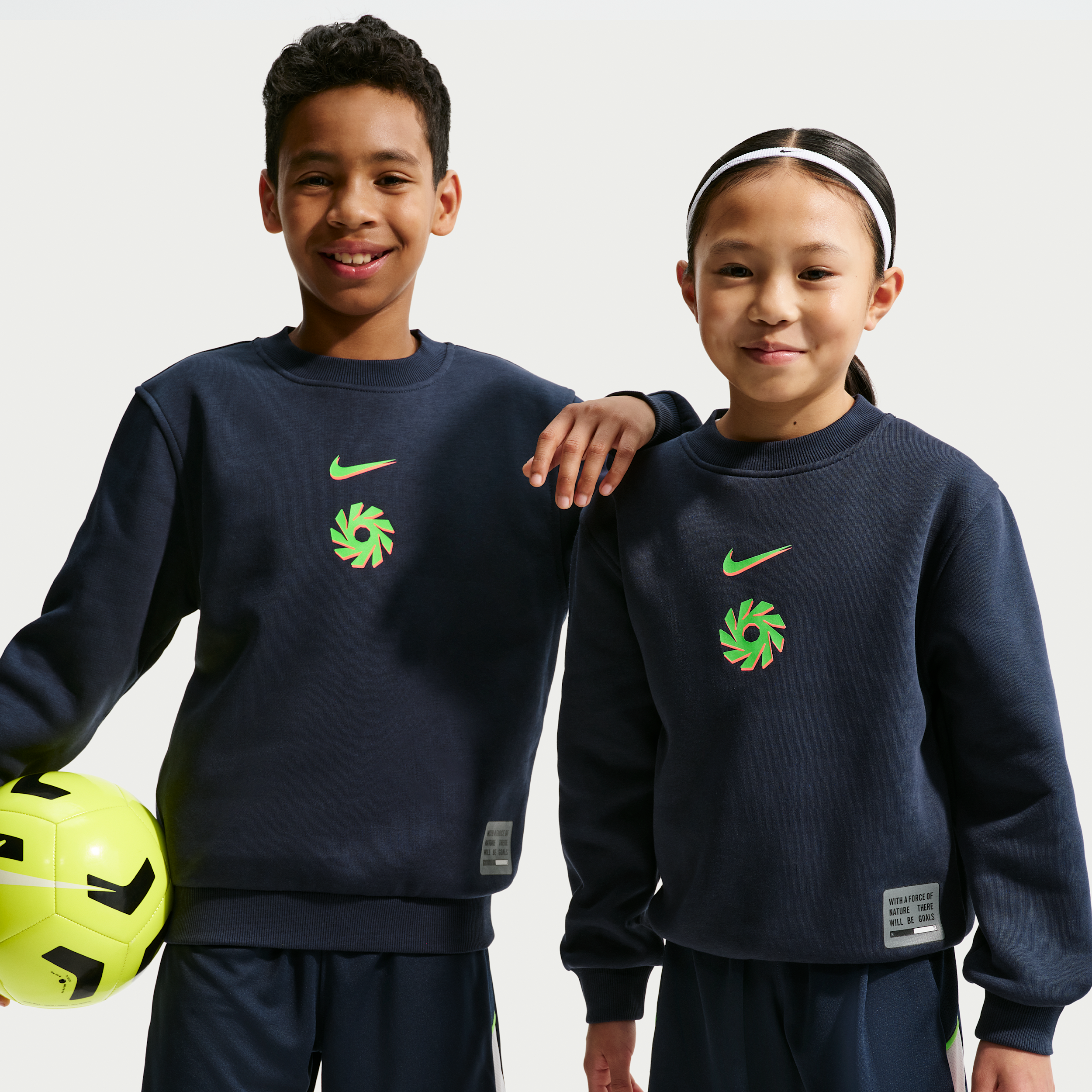 Erling Haaland Club Fleece Nike-fodboldtrøje med rund hals til større børn - blå