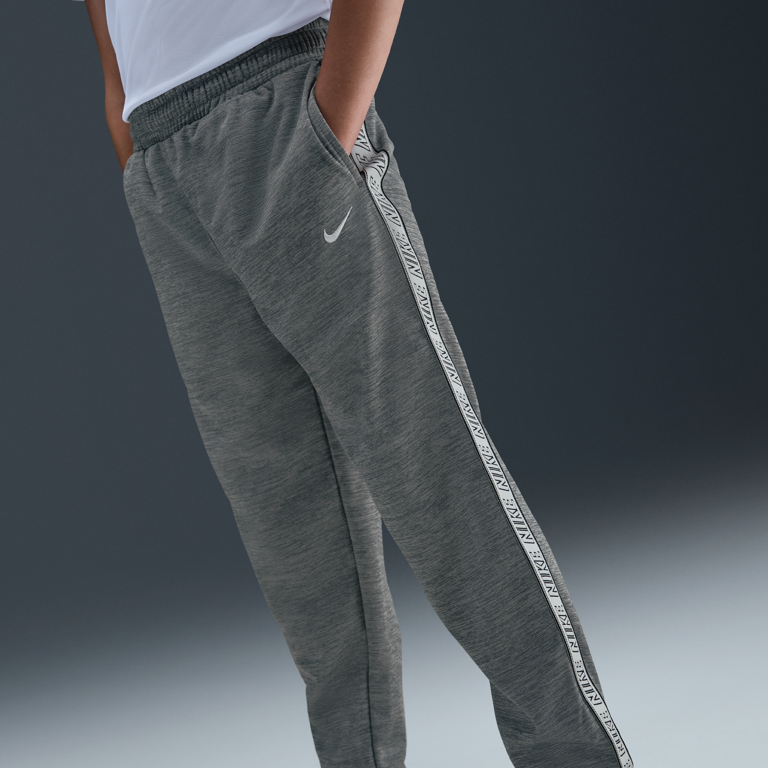 Thumbnail - Nike Club Jogger mit Dri-FIT-Technologie (ältere Kinder) - Grau