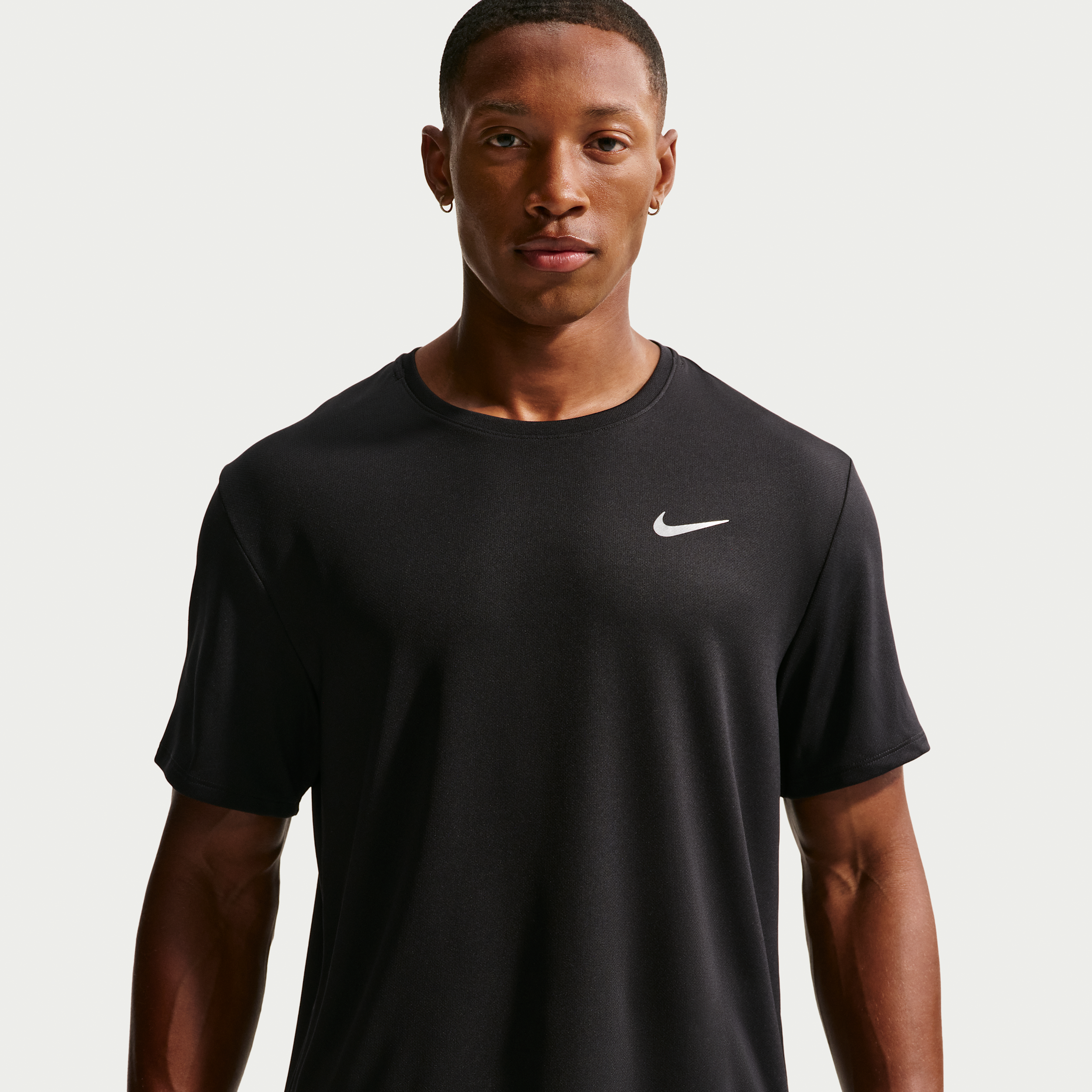 Thumbnail - Nike Miler Nike Dri-FIT UV Kurzarm-Laufoberteil für Herren - Schwarz
