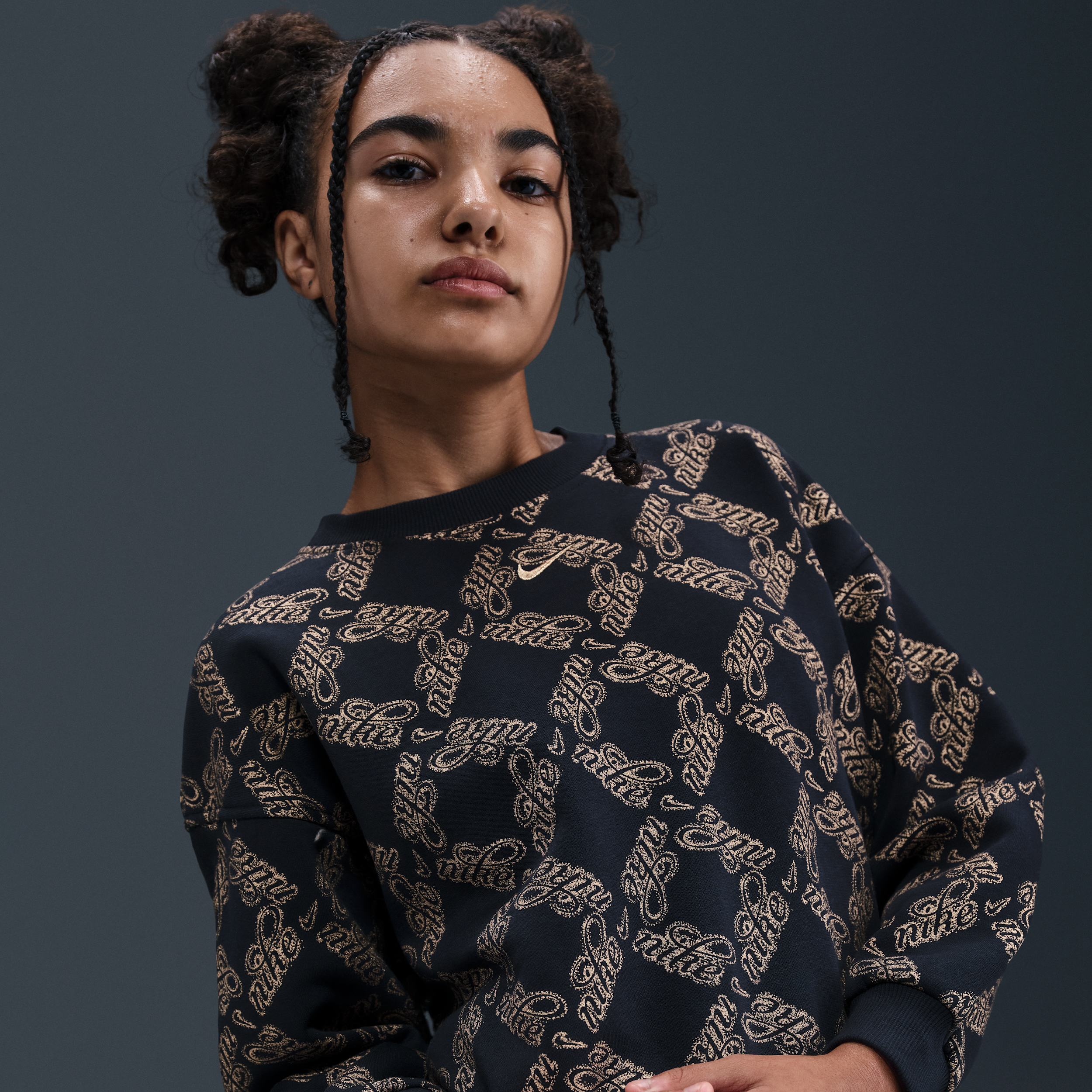 Thumbnail - Nike Club Fleece extragroßes bedrucktes Sweatshirt mit Rundhalsausschnitt für ältere Kinder (Mädchen) - Schwarz