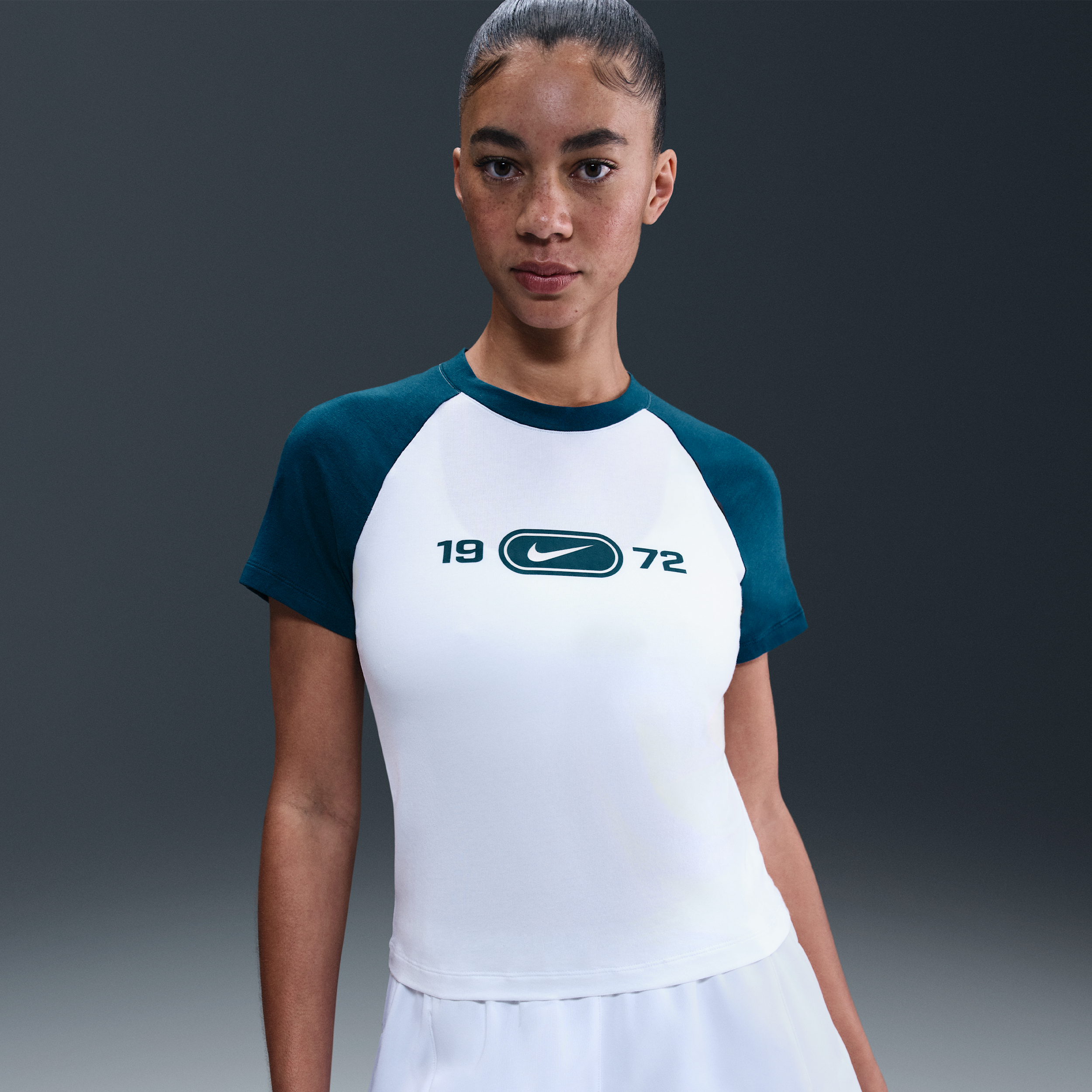 Thumbnail - Nike Sportswear Chill Knit schmal geschnittenes T-Shirt mit Grafik (Damen) - Weiß