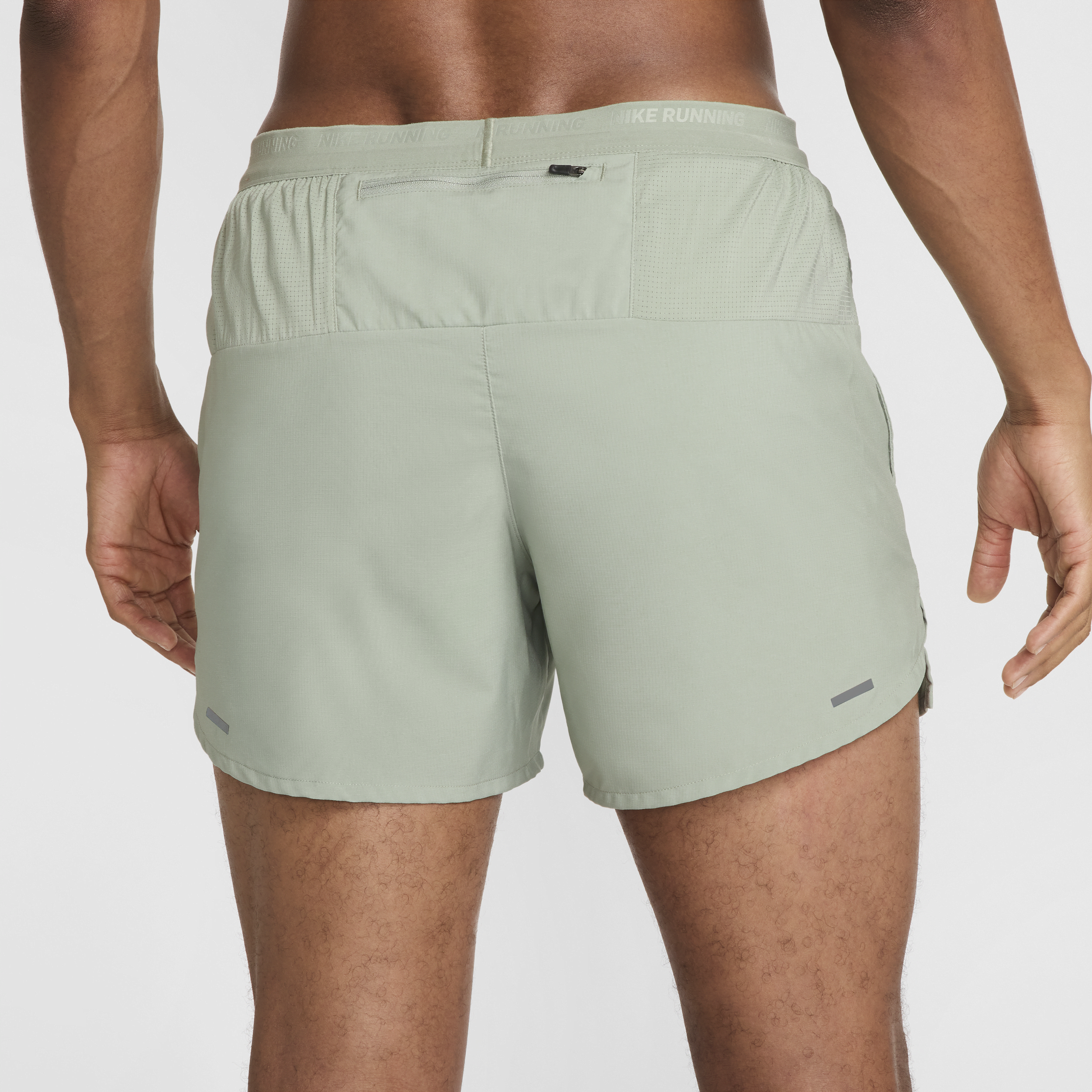 Short de running avec sous-short intégré Dri-FIT Nike Stride 13 cm pour homme - Vert