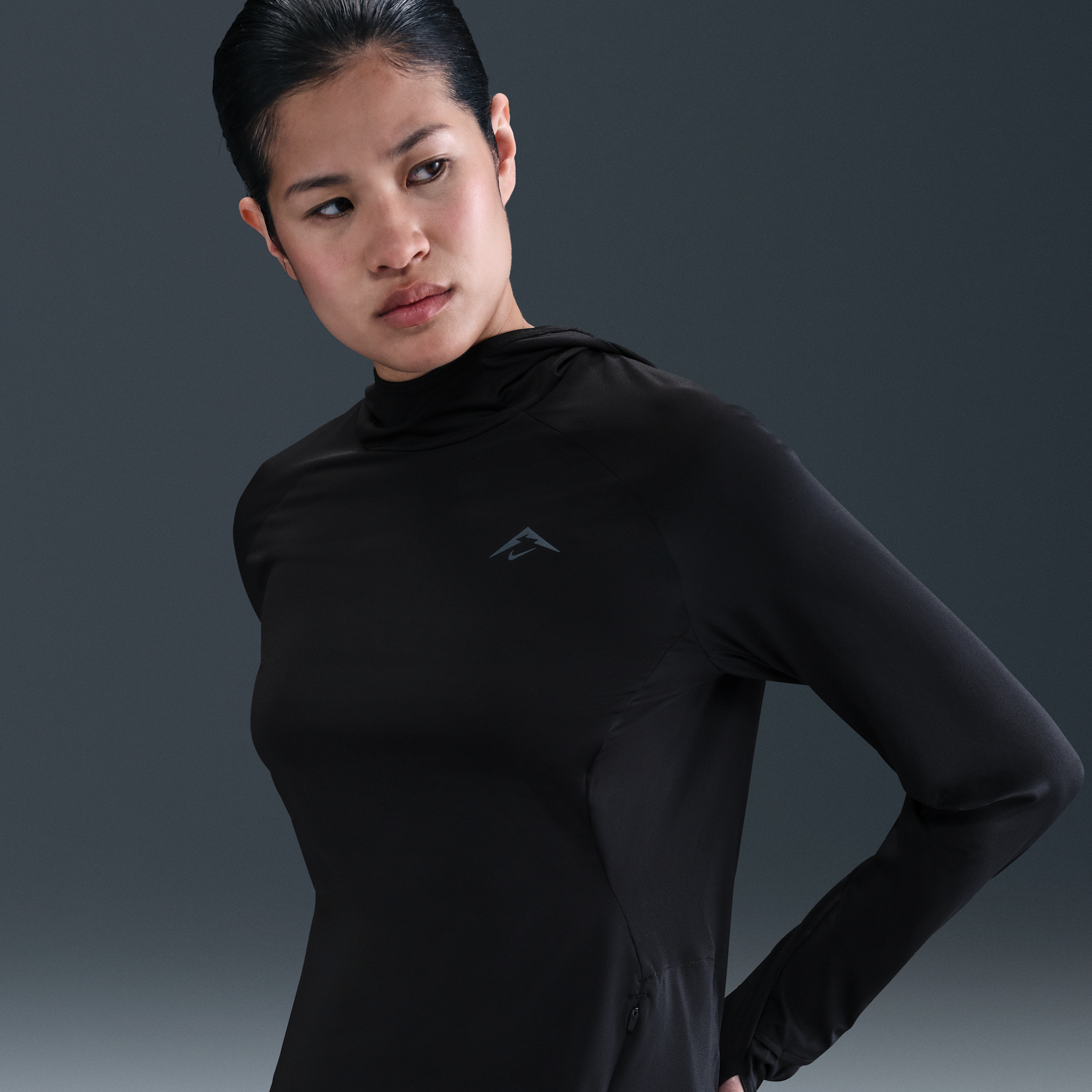 Thumbnail - Nike Trail Midlayer mit UV-Schutz und Kapuze (Damen) - Schwarz