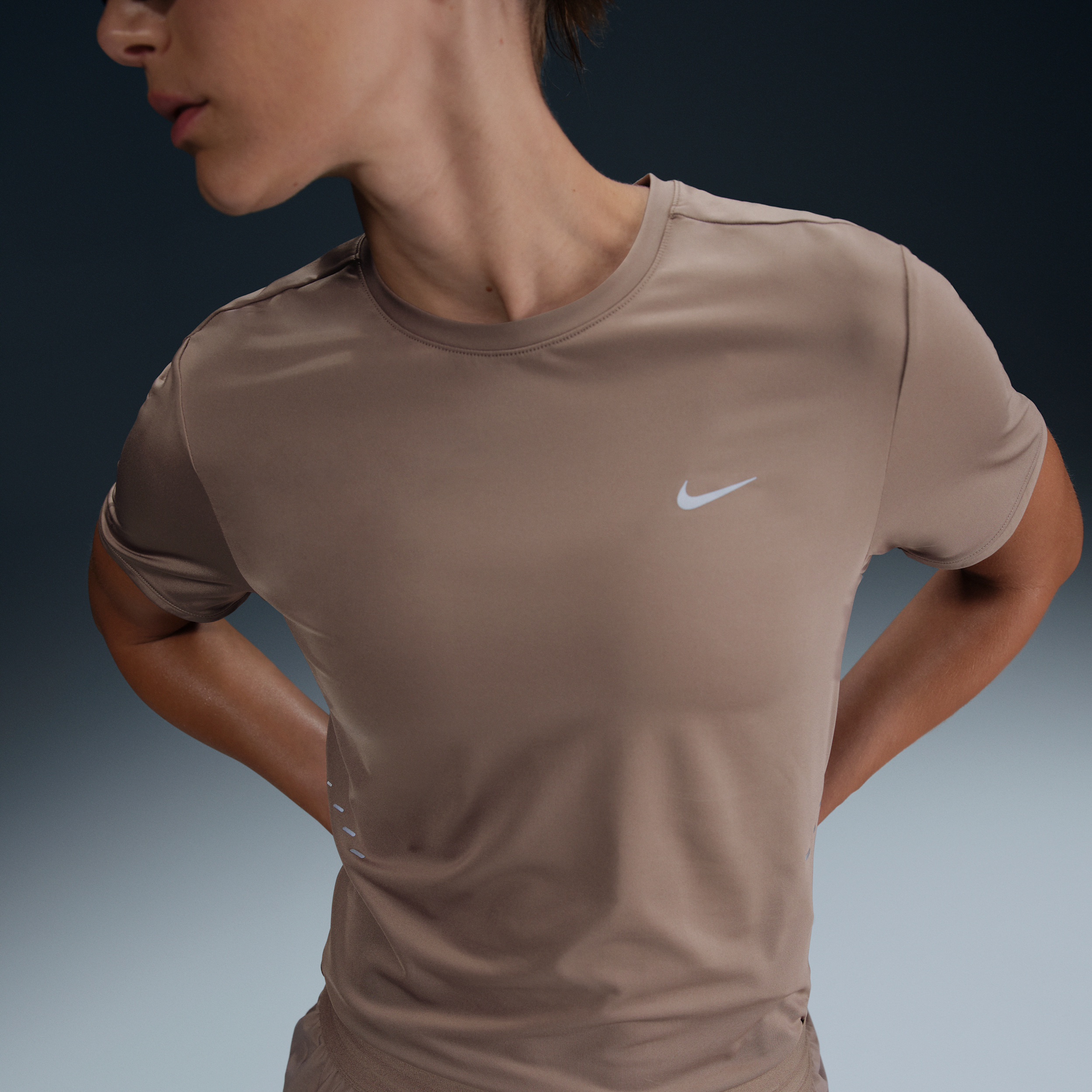 Nike Swift Dri-FIT hardlooptop met korte mouwen voor dames - Bruin