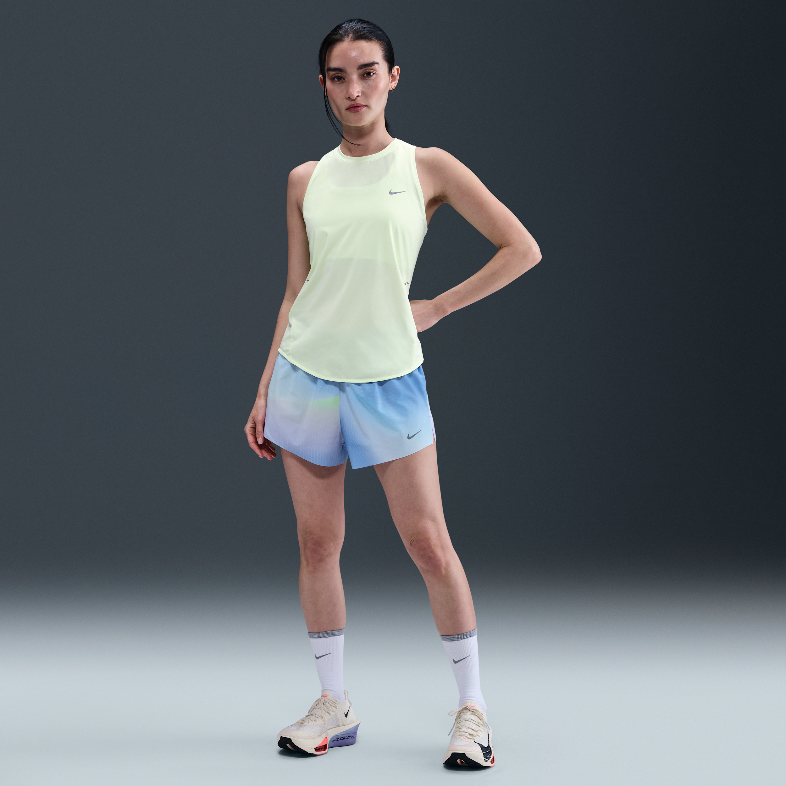 Thumbnail - Nike Swift Dri-Fit Laufshorts mit integriertem Slip und mittelhohem Bund (Damen, ca. 6,5 cm) - Blau