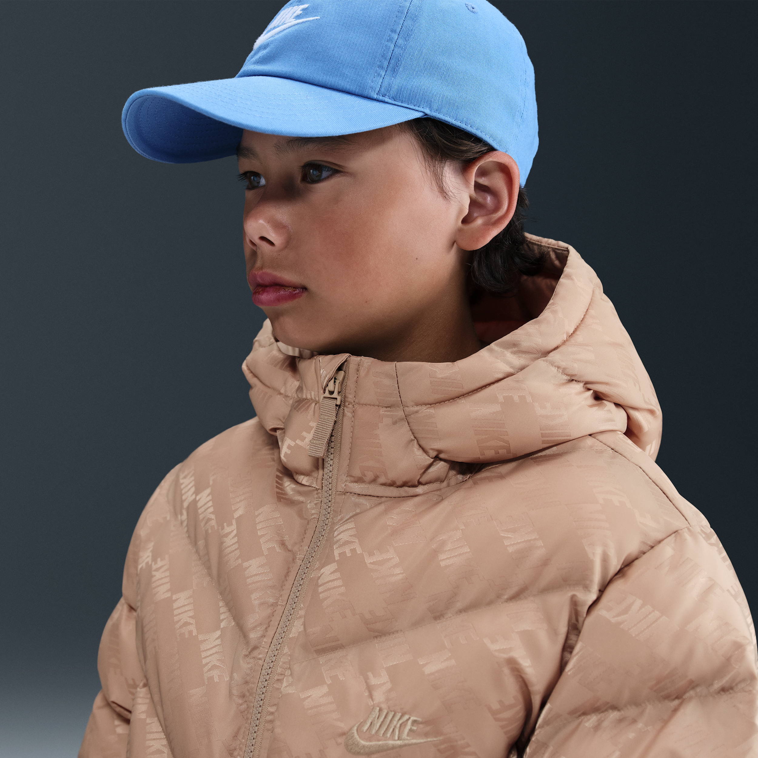 Thumbnail - Nike All Day Play Therma-FIT-Puffer-Jacke mit weiter Passform (ältere Kinder) - Braun