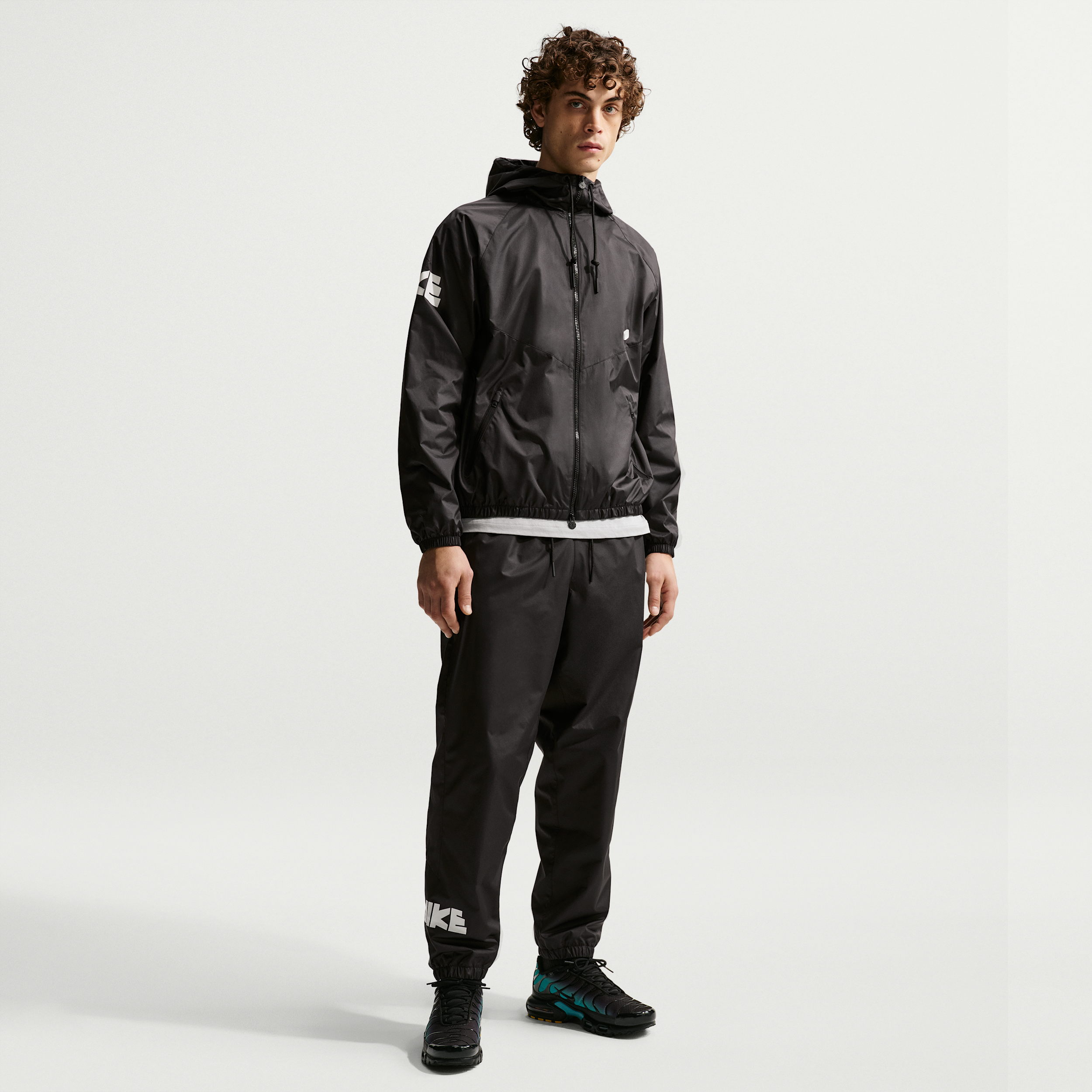 Pantaloni in tessuto con grafica Nike Windrunner – Uomo - Nero