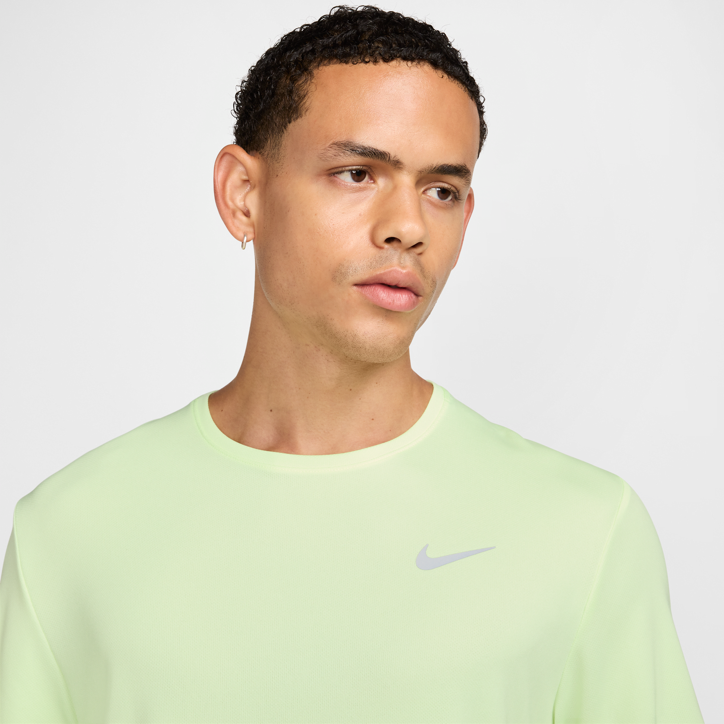 Haut de running à manches courtes Dri-FIT UV Nike Miler pour homme - Jaune