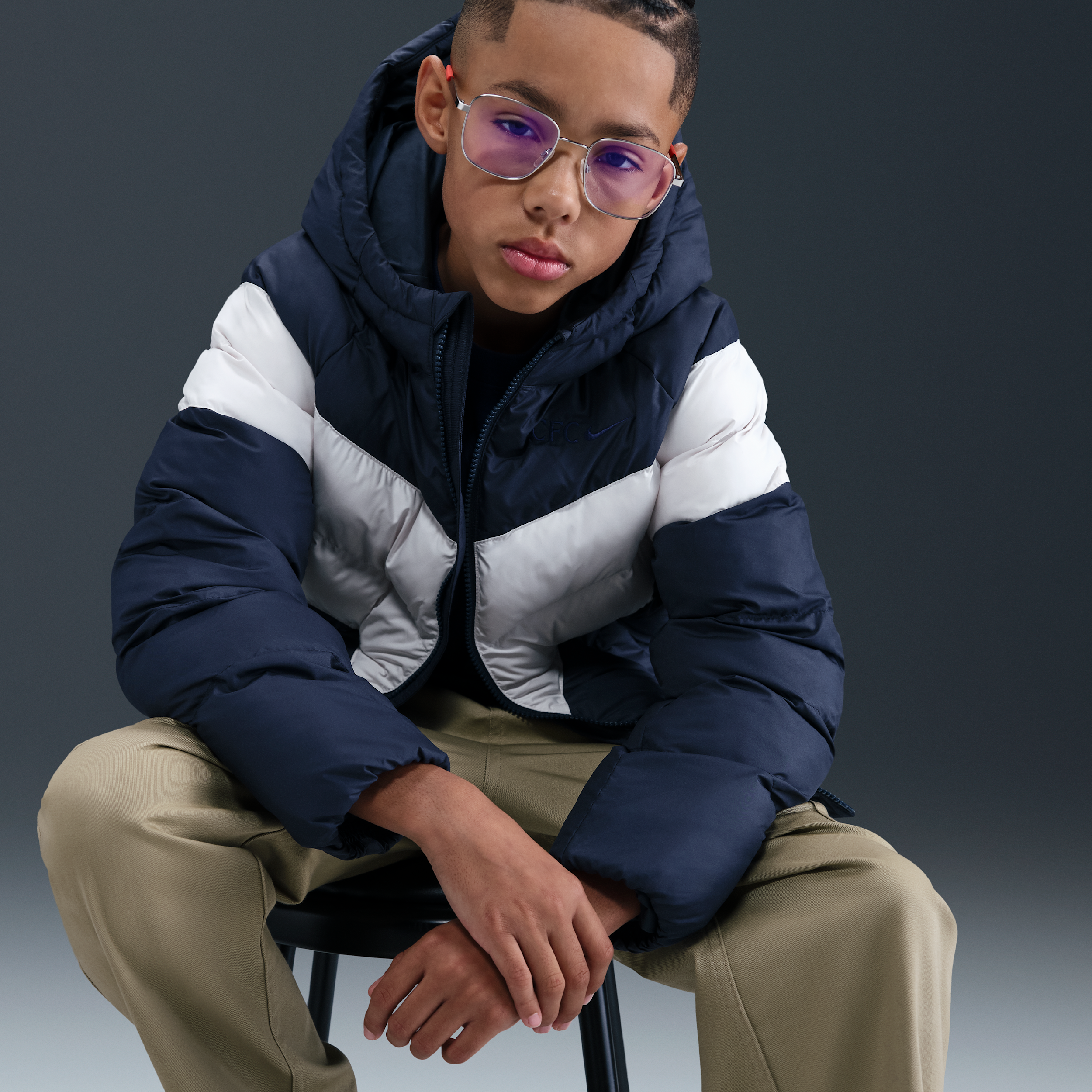 Thumbnail - Chelsea FC Nike Fußballjacke mit Kapuze und Synthetikfüllung für ältere Kinder - Blau