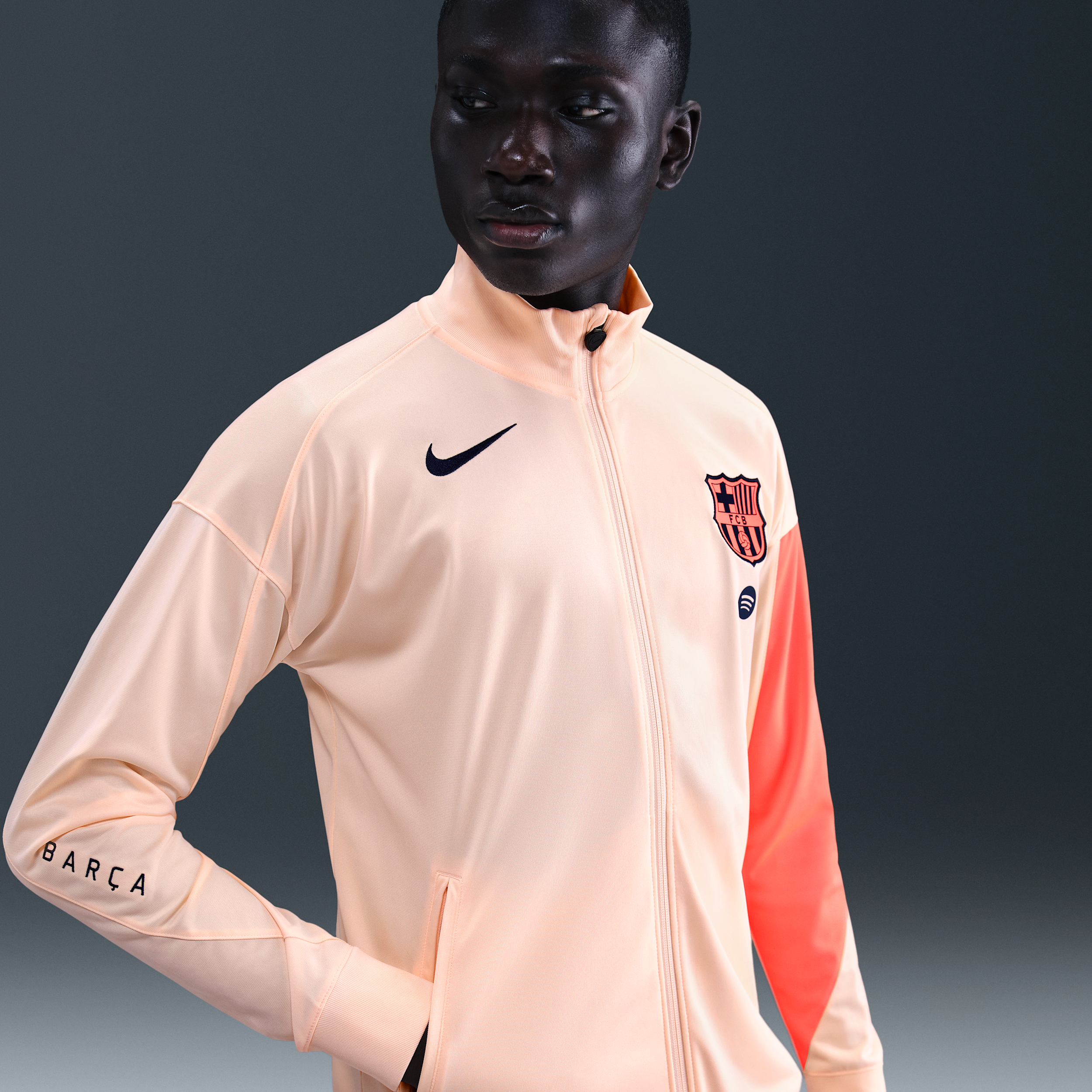 Thumbnail - FC Barcelona Strike Third Nike Dri-FIT Total 90 Fußball-Trainingsanzug aus Strickmaterial (Herren) - Orange