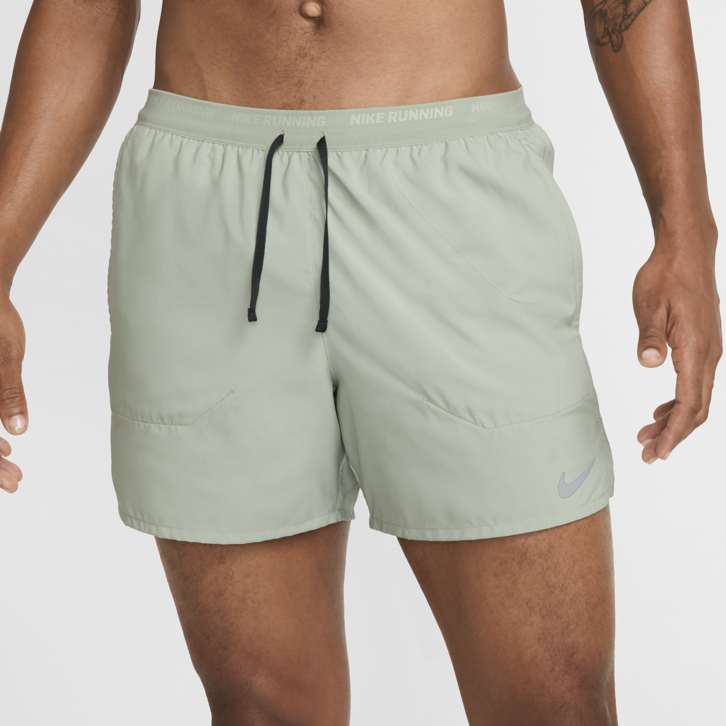 Short de running avec sous-short intégré Dri-FIT Nike Stride 13 cm pour homme - Vert