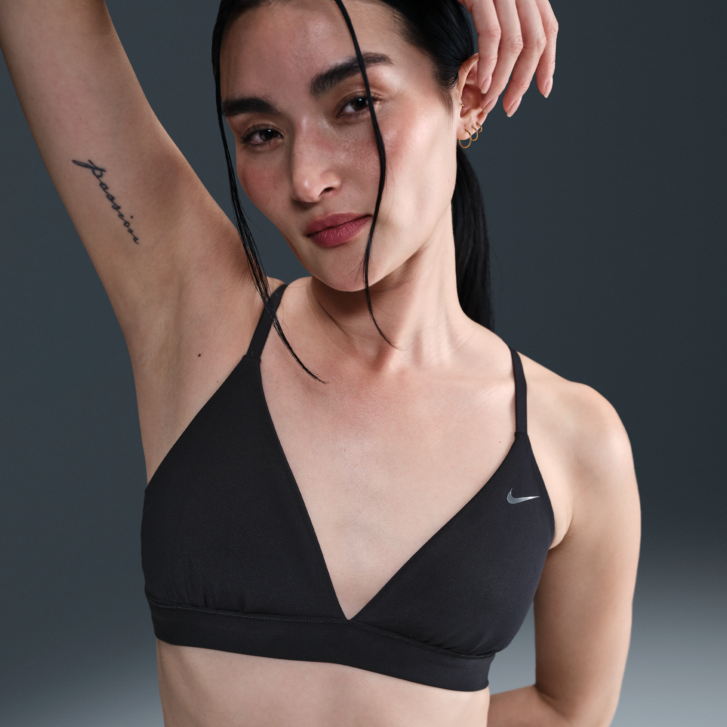 Thumbnail - Nike Form ungepolsteter Triangel-Sport-BH mit leichtem Halt (Damen) - Schwarz