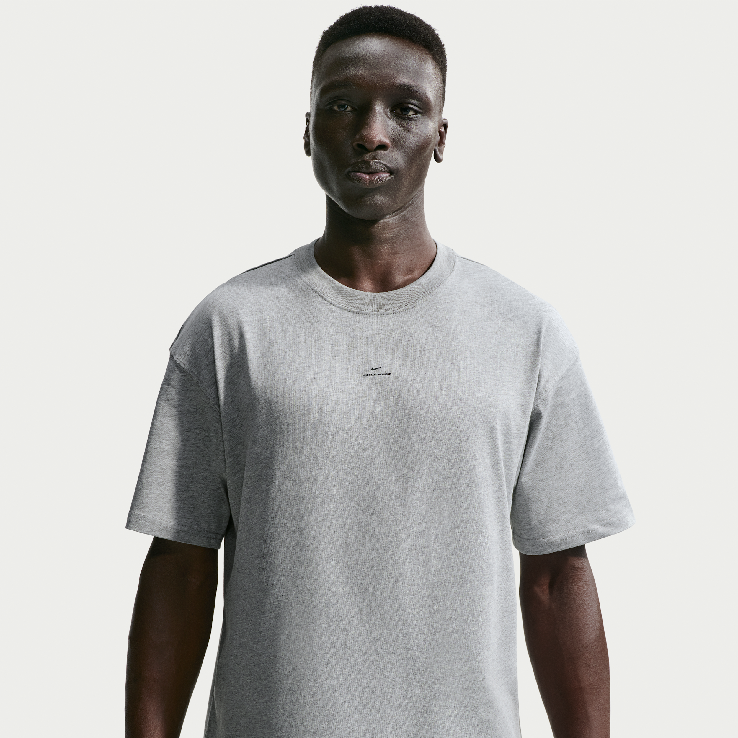 Nike Standard Issue, Grå