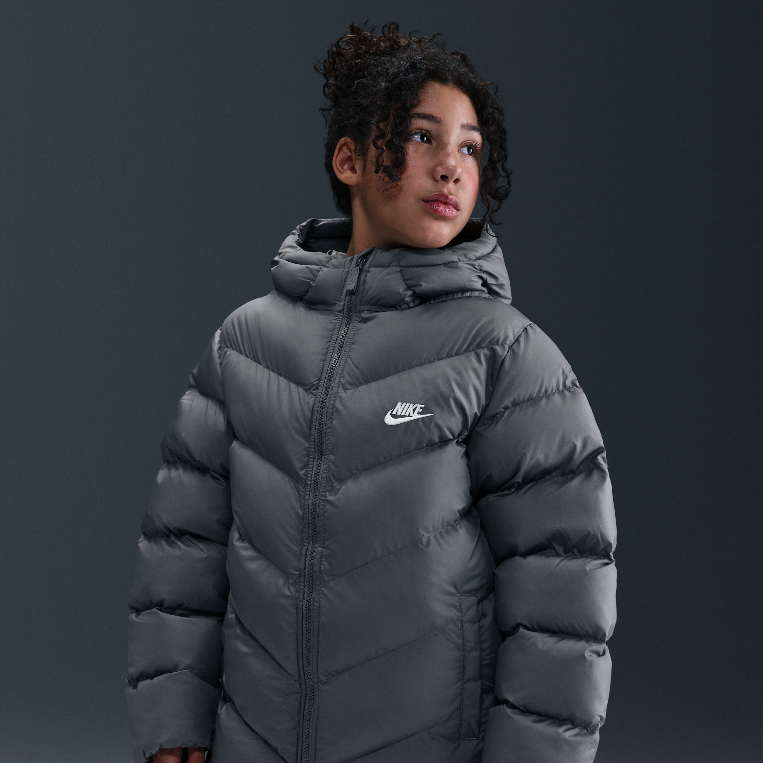 Thumbnail - Nike All Day Play mittellange Therma-FIT-Puffer-Jacke mit weiter Passform (ältere Kinder) - Grau