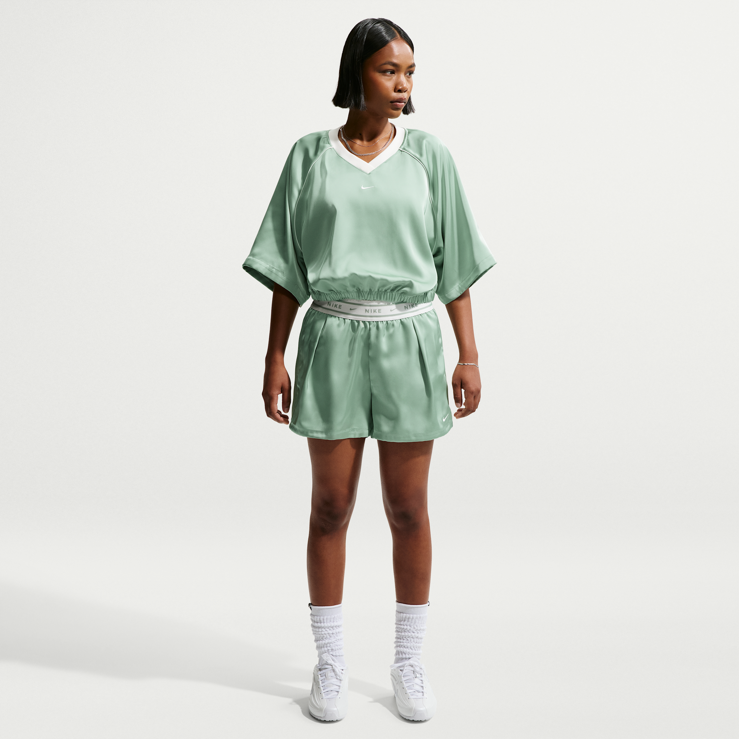 Thumbnail - Nike weite Satin-Shorts mit mittelhohem Bund (Damen) - Grün