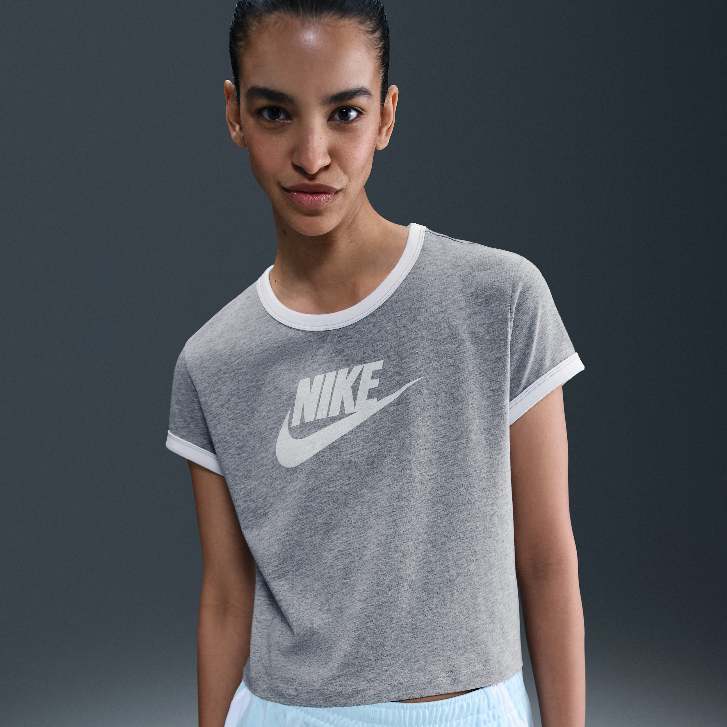 Thumbnail - Nike Sportswear Ringer-T-Shirt mit Grafikprint (Damen) - Grau