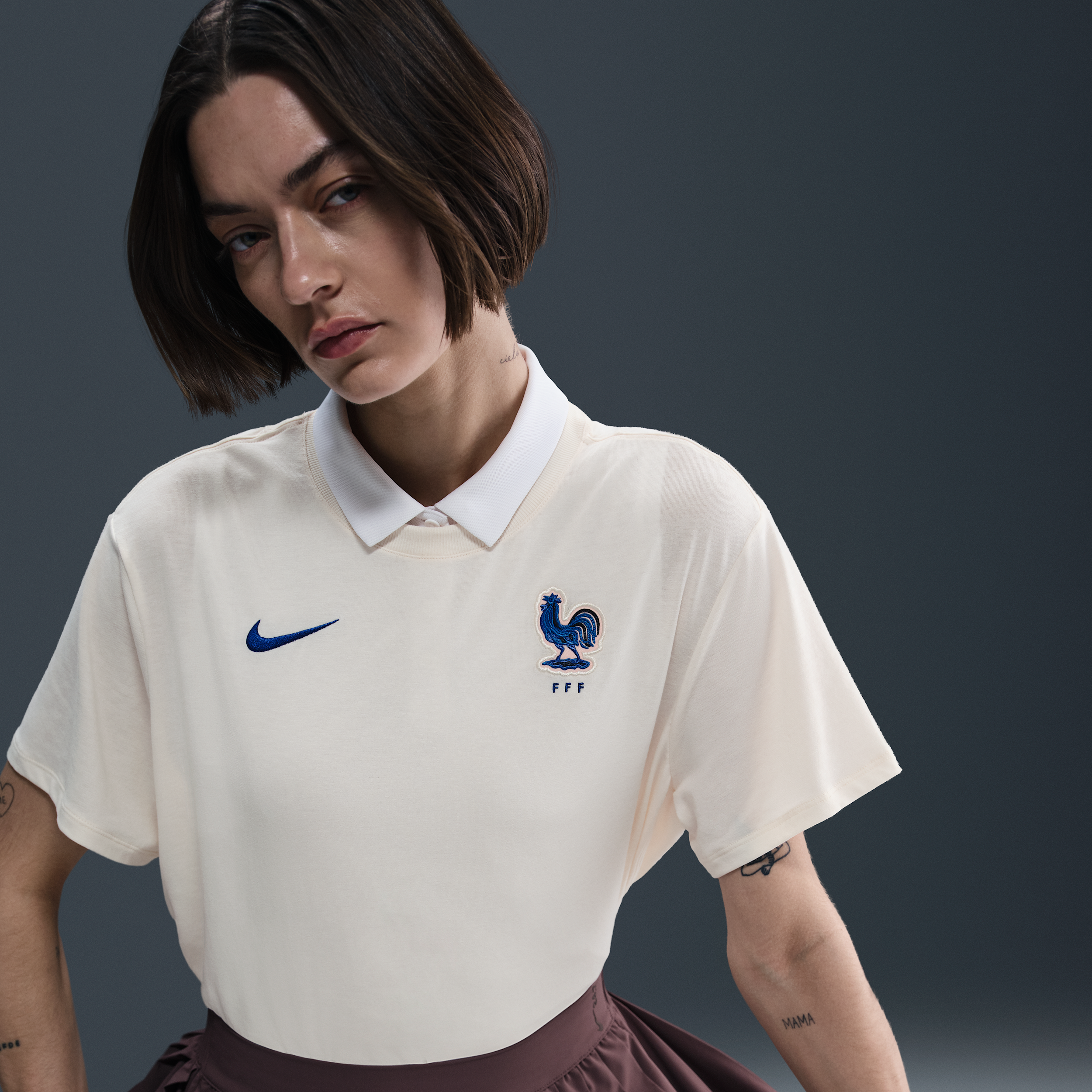 Thumbnail - FFF Relaxed Nike One Dri-FIT Fußball-Kurzarmshirt (Damen) - Braun