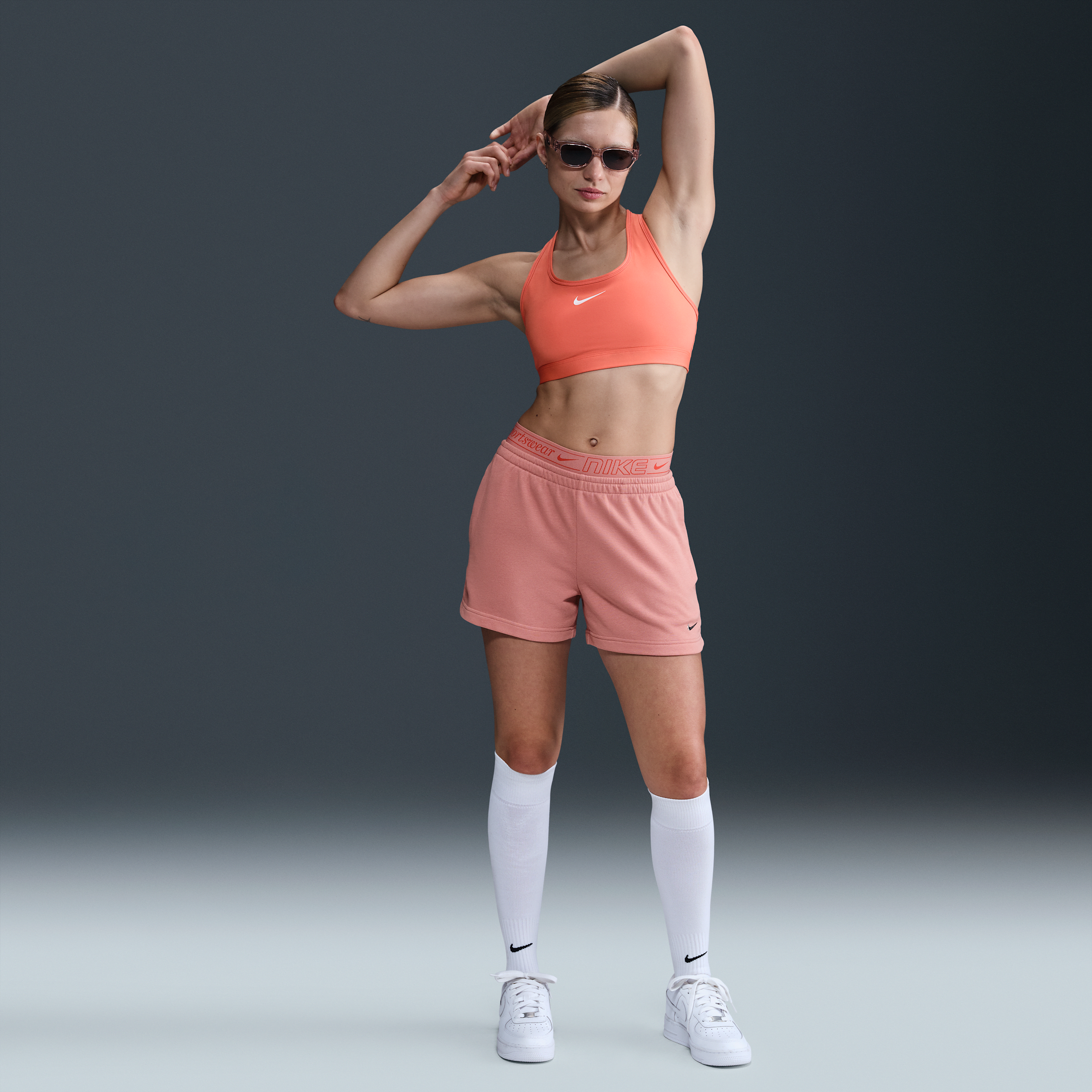 Thumbnail - Nike Sportswear Chill Terry Shorts mit mittelhohem Bund (Damen, ca. 10 cm) - Pink