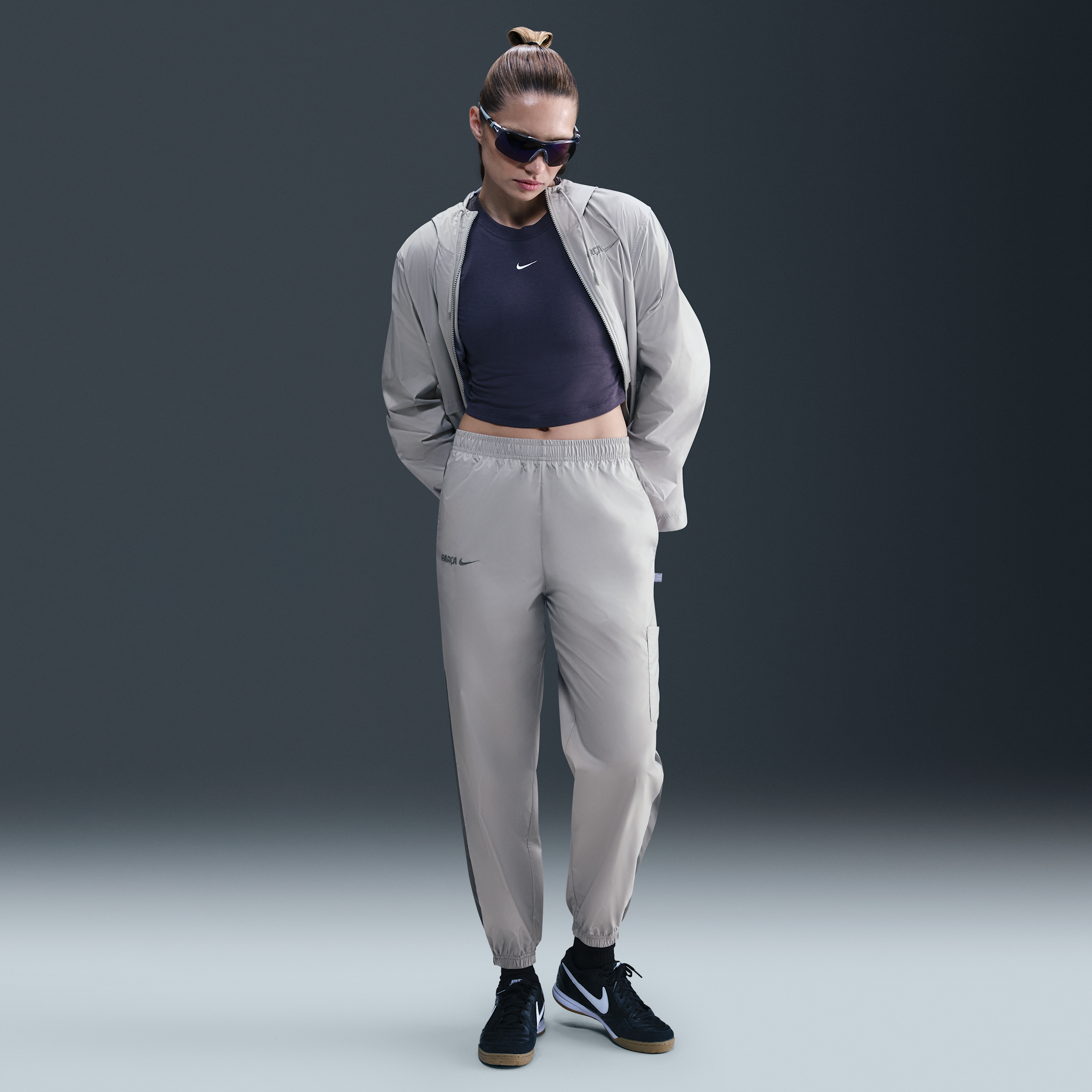 Nike FC Barcelona Essential Repel  geweven voetbaljoggingbroek met halfhoge taille voor dames - Grijs