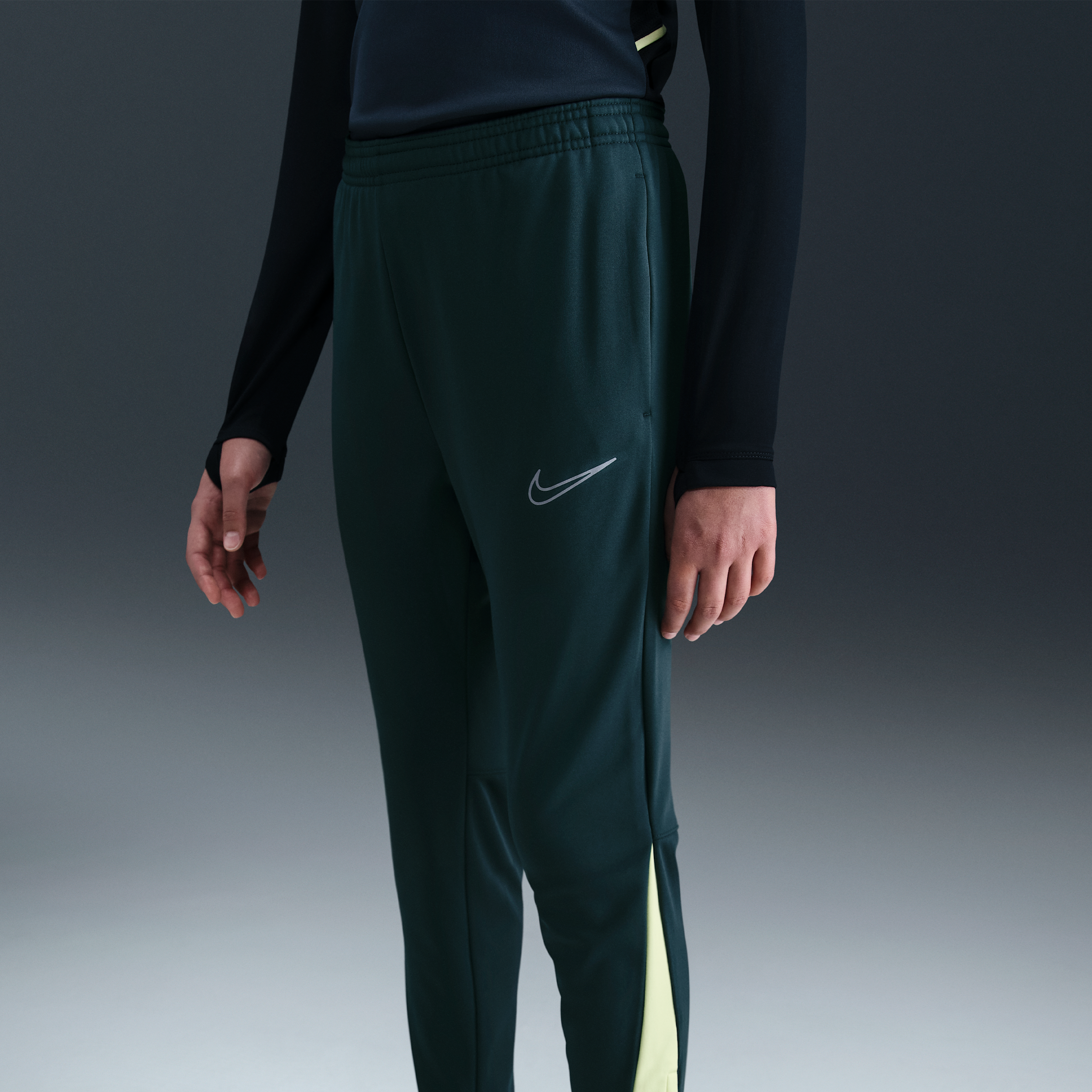 Thumbnail - Nike Therma-FIT Academy Fußballhose für ältere Kinder - Grün