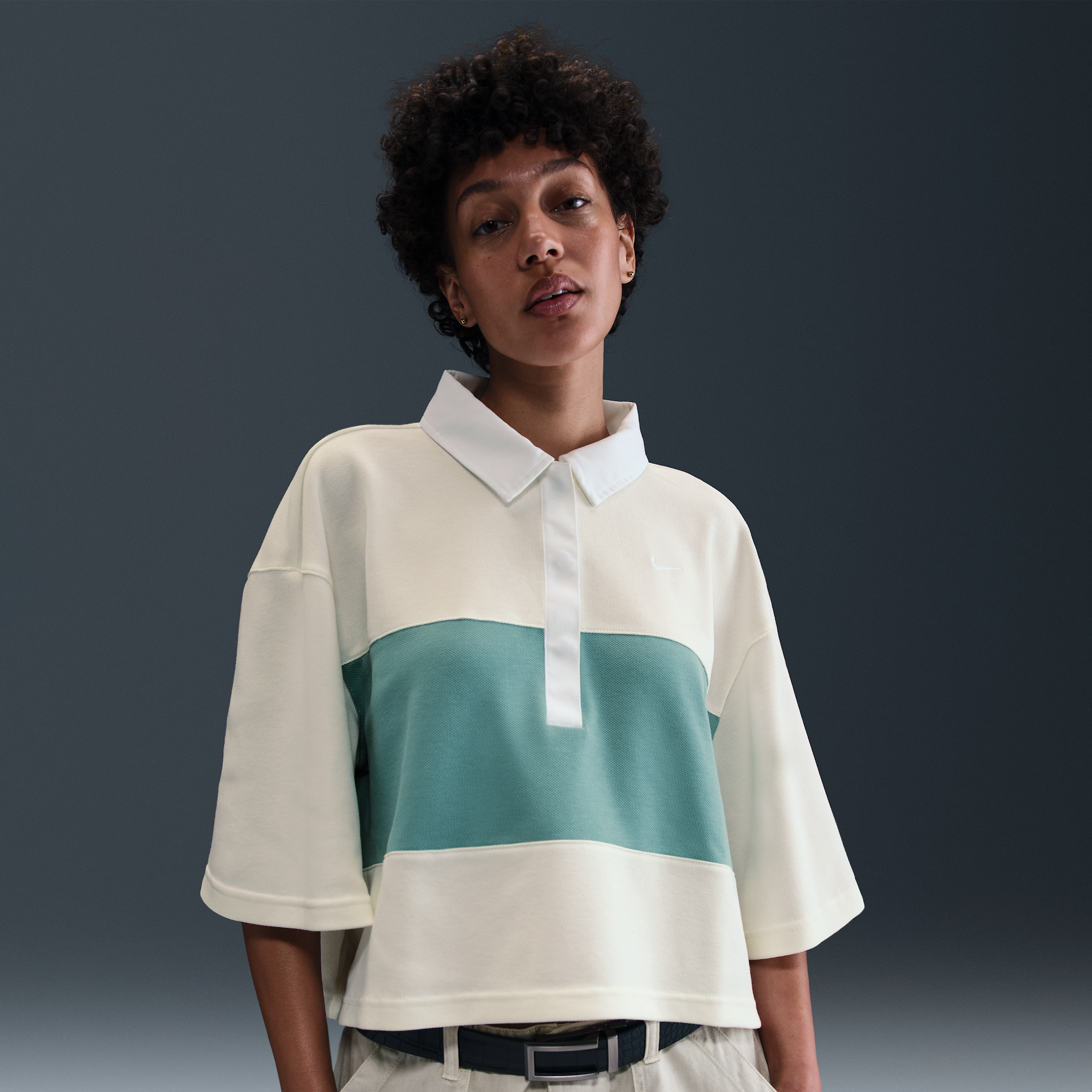 Thumbnail - Nike kurzärmliges Polo-Oberteil mit Oversize-Passform (Damen) - Weiß