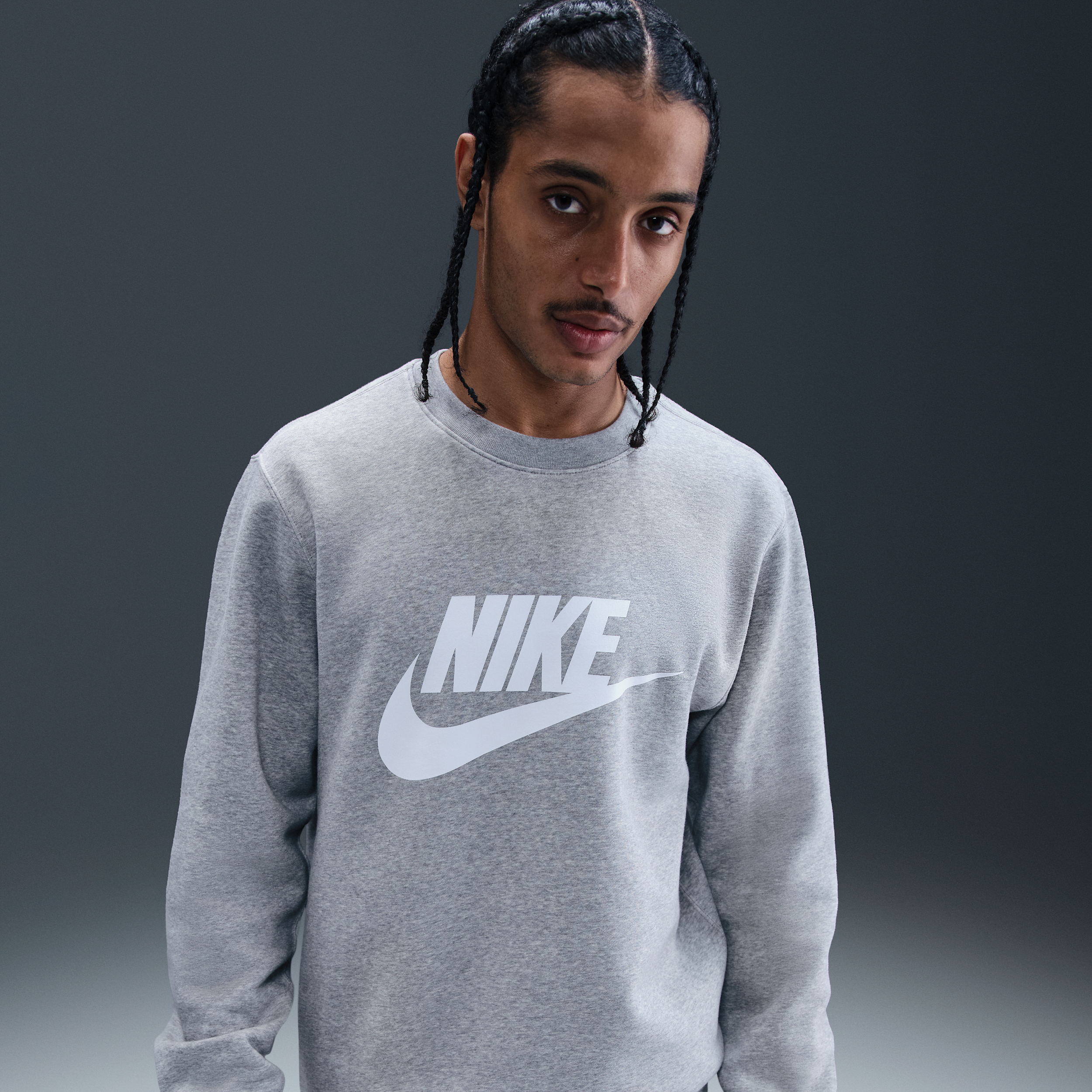 Thumbnail - Nike Club Fleece-Rundhalsshirt mit Grafik (Herren) - Grau