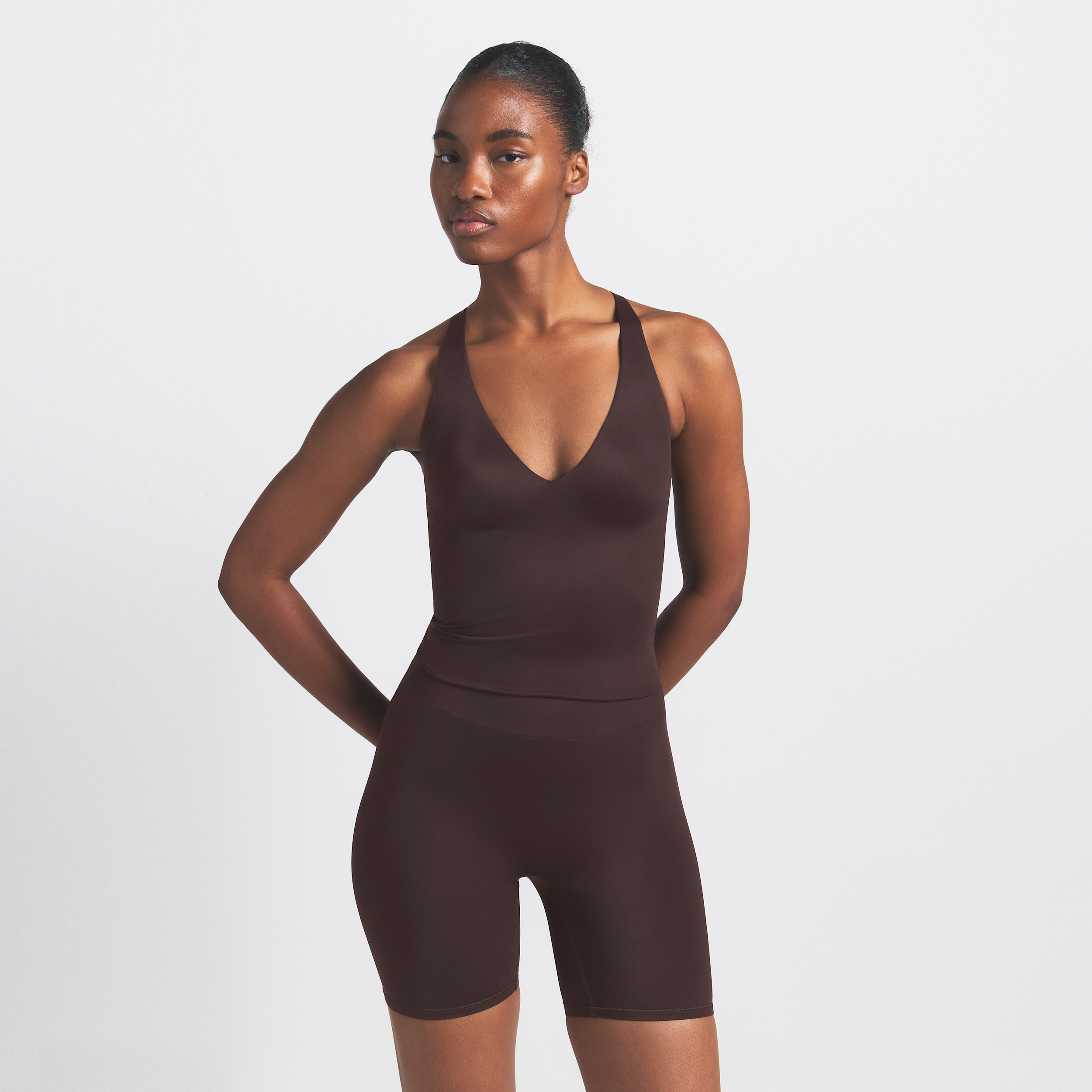 Canotta con scollo a V NikeSKIMS Shine – Donna - Marrone