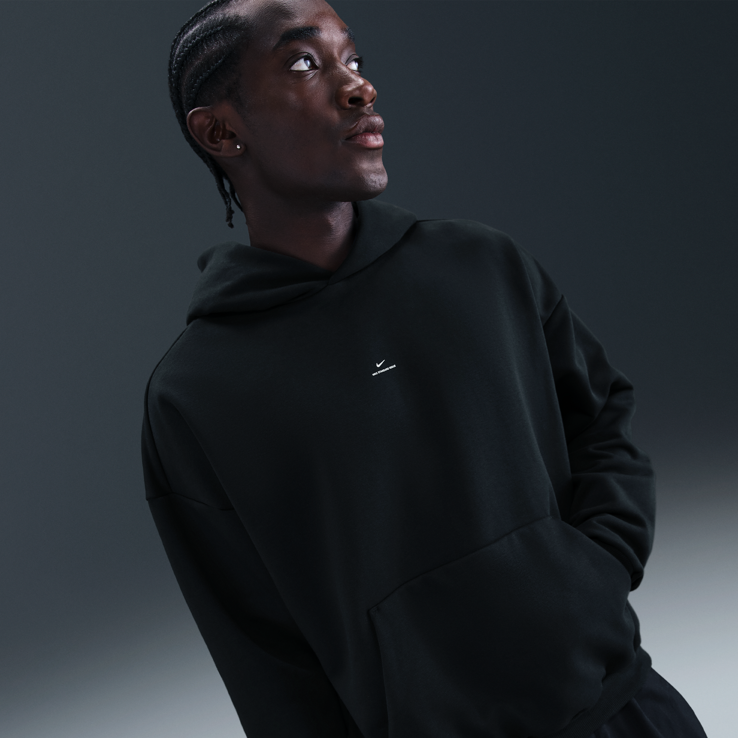 Thumbnail - Nike Standard Issue Therma-FIT-Basketball-Hoodie aus gebürstetem Fleece (Herren) - Schwarz