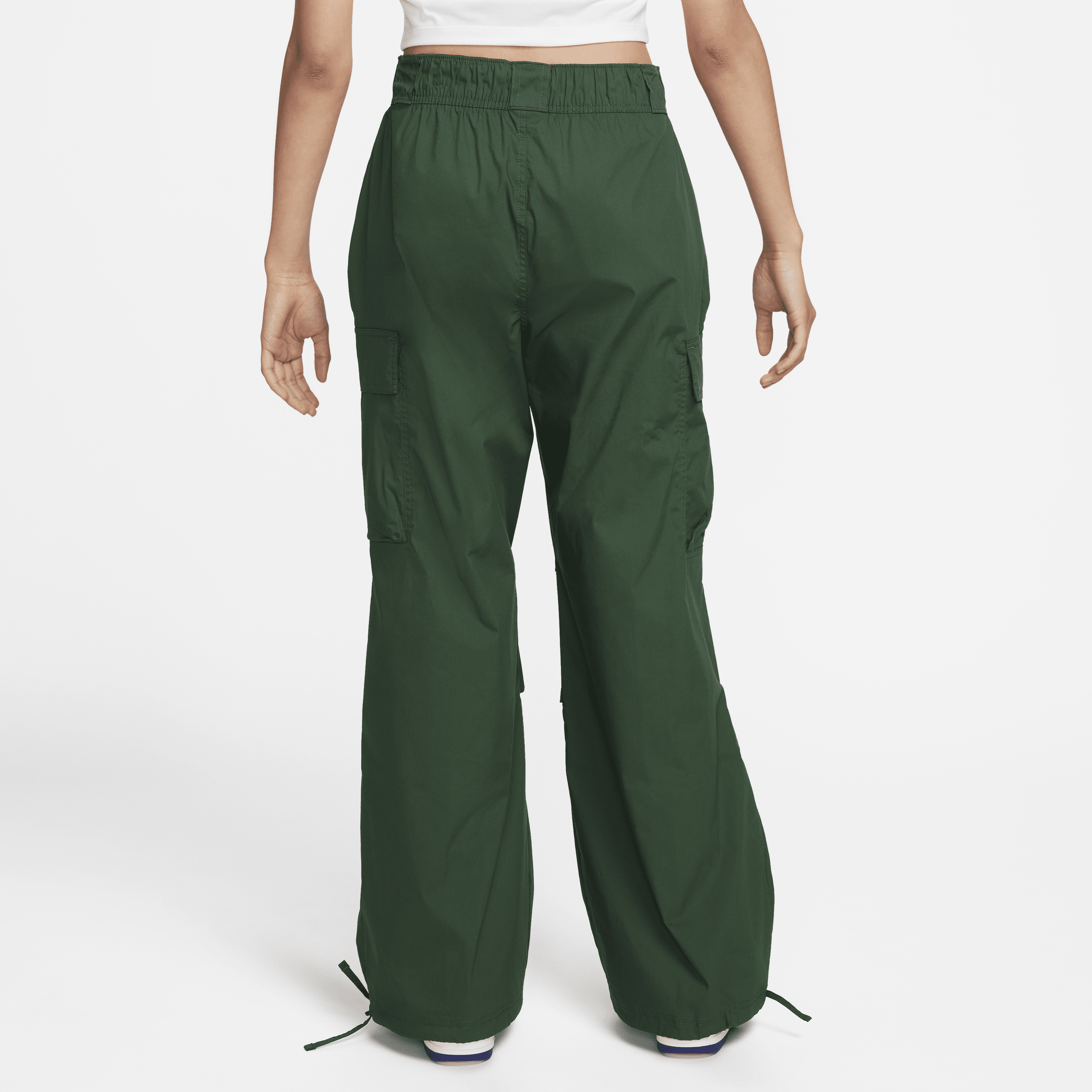 Nike Sportswear ruimvallende geweven cargobroek voor dames met hoge taille Groen