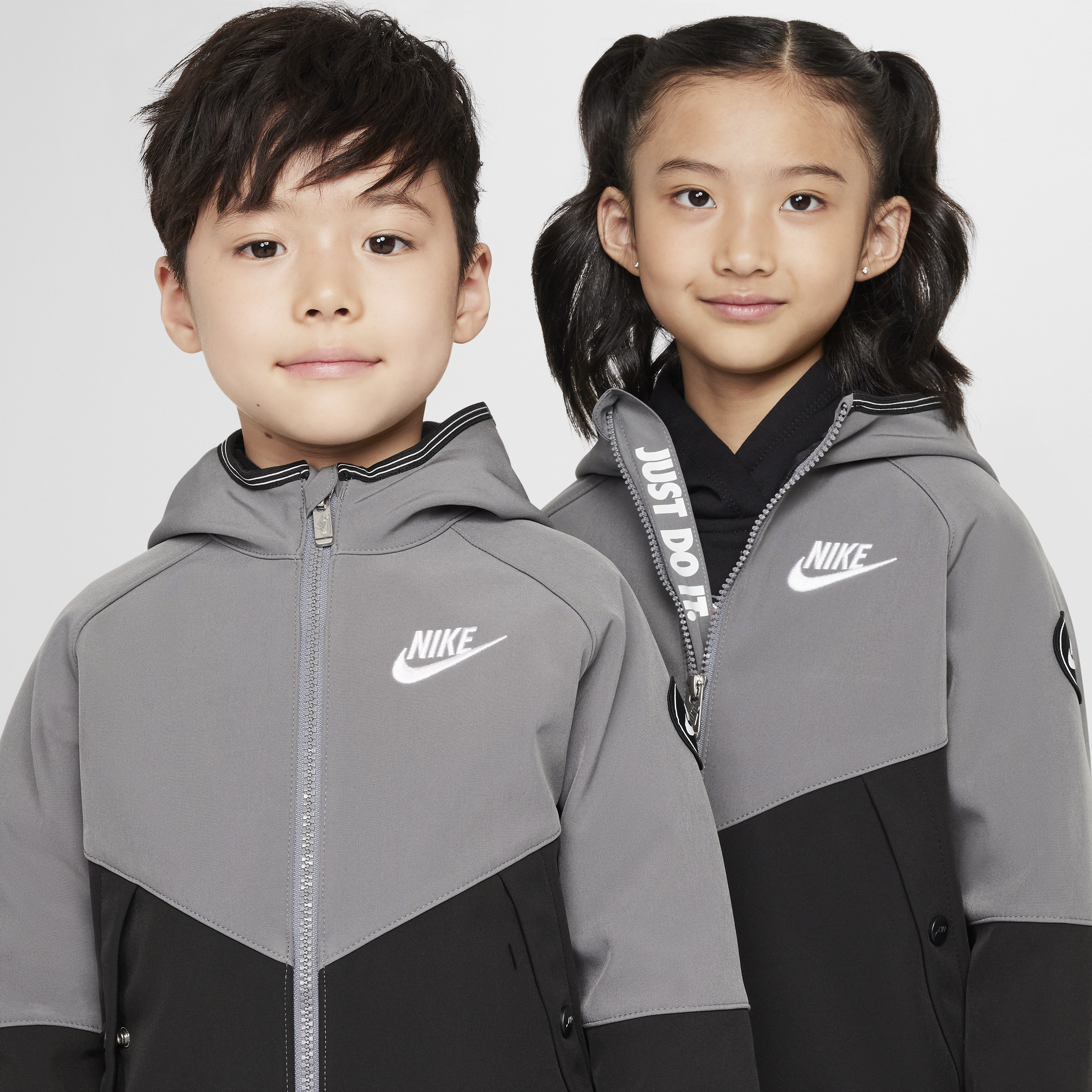 Thumbnail - Nike Futura Softshell-Jacke für jüngere Kinder - Grau