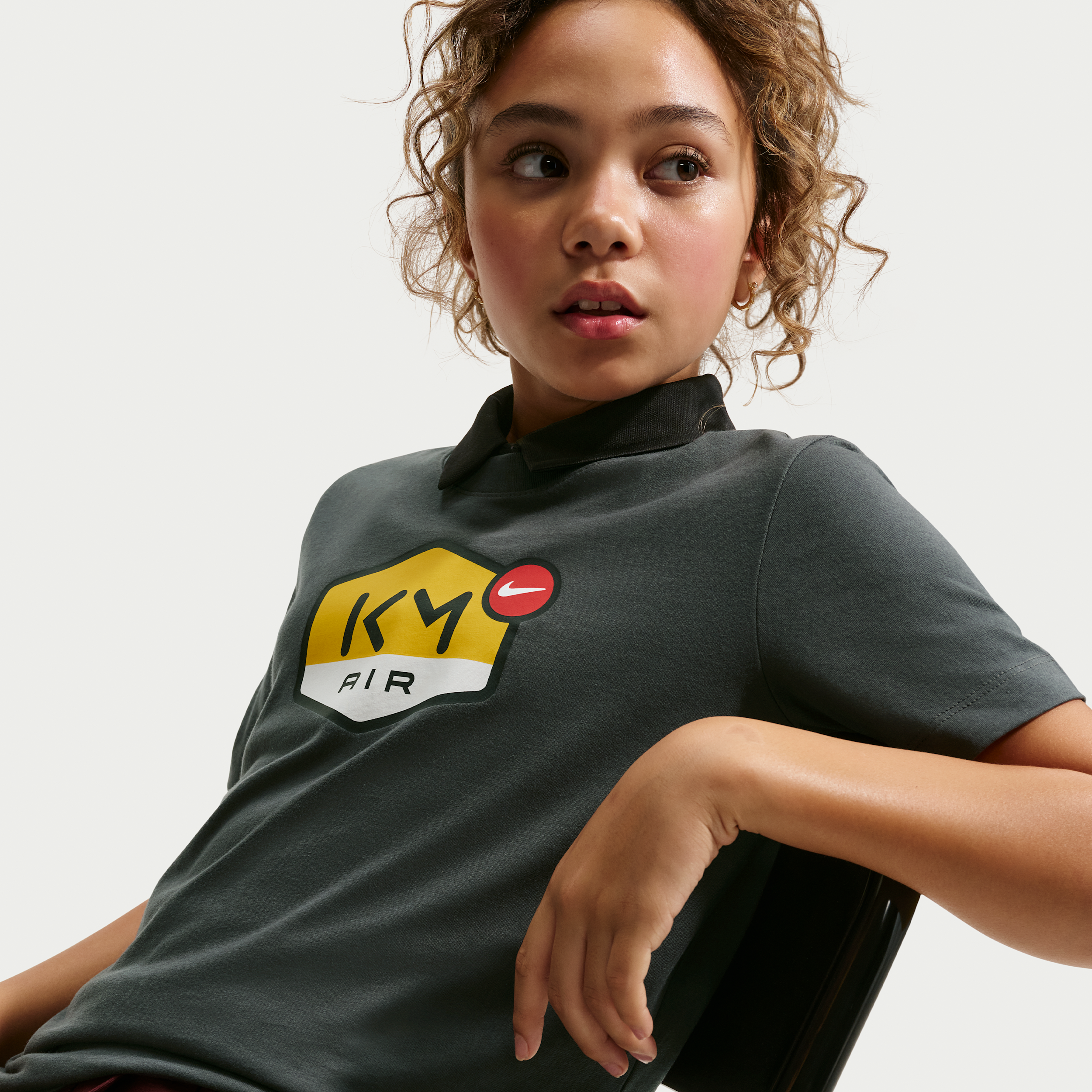 Thumbnail - Kylian Mbappé T-Shirt mit Dri-FIT-Technologie (ältere Kinder) - Grau