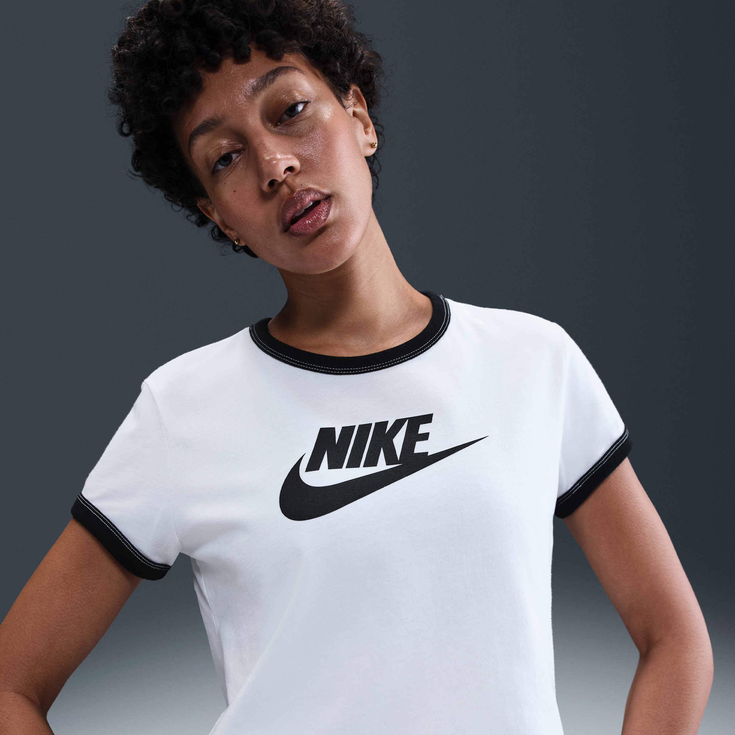 Thumbnail - Nike Ringer-T-Shirt mit Grafikprint (Damen) - Weiß