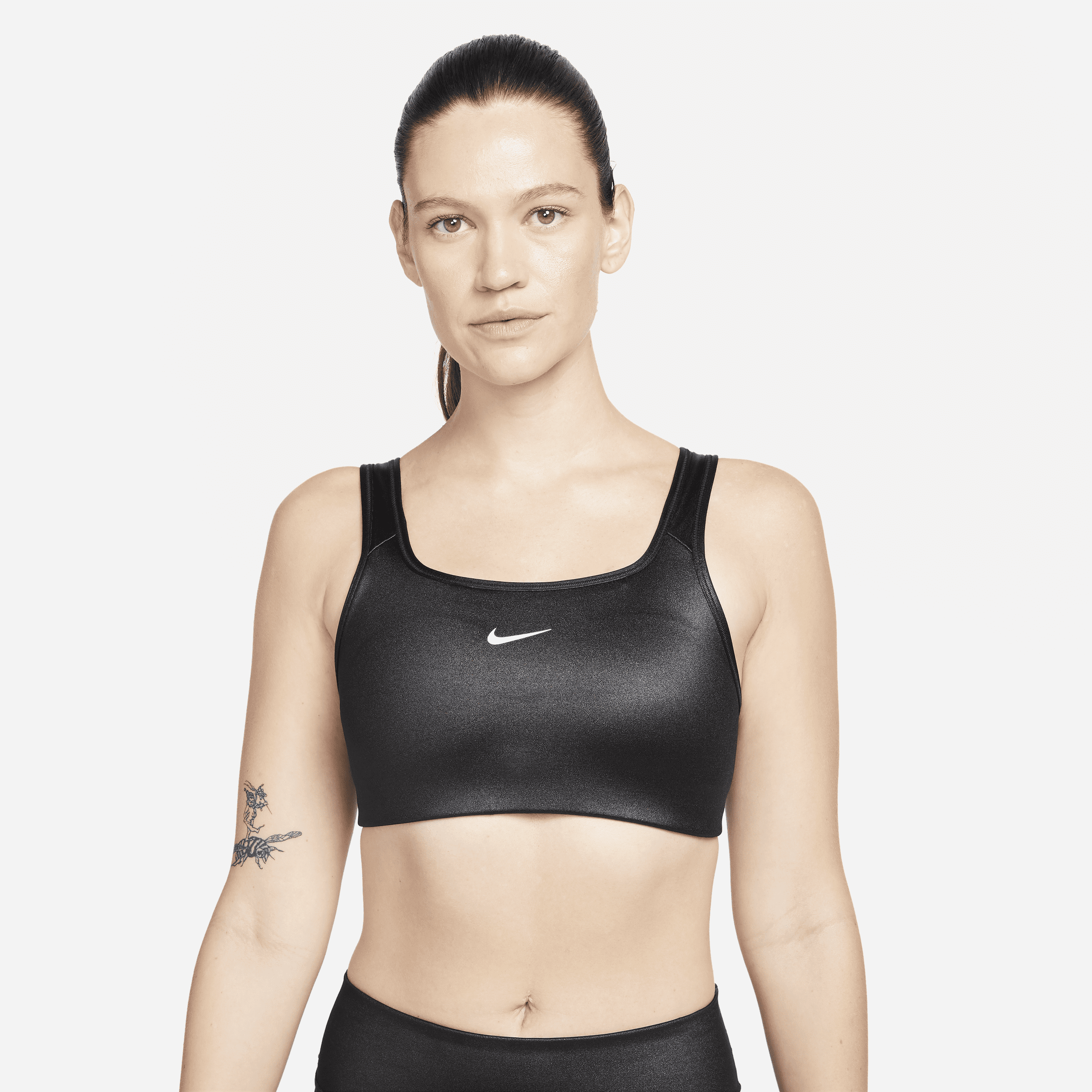 Skinnende Nike Swoosh-sports-bh med medium støtte og indlæg i ét stykke til kvinder - sort