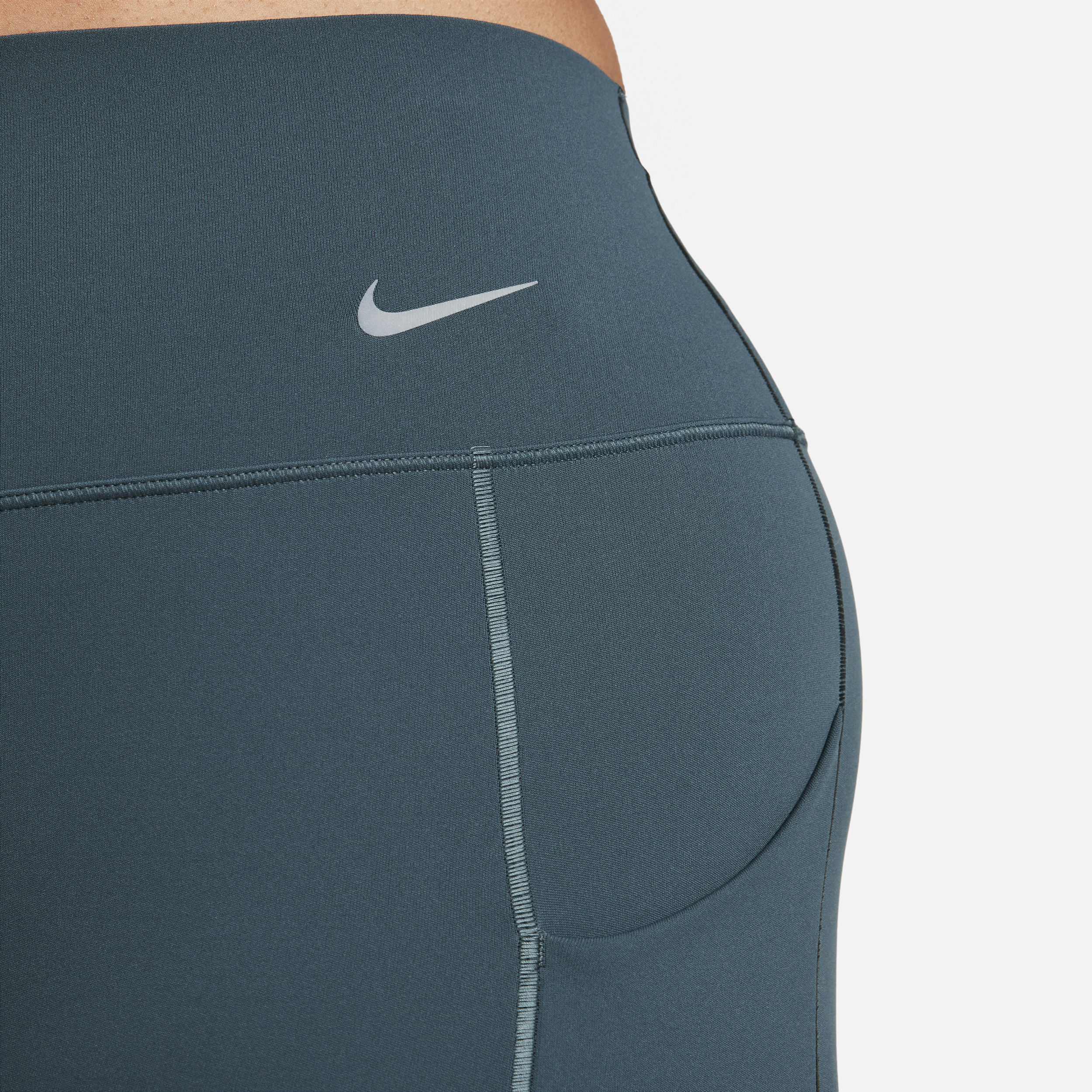 Nike Universa Legging met halfhoge taille en medium ondersteuning en zakken voor dames Groen