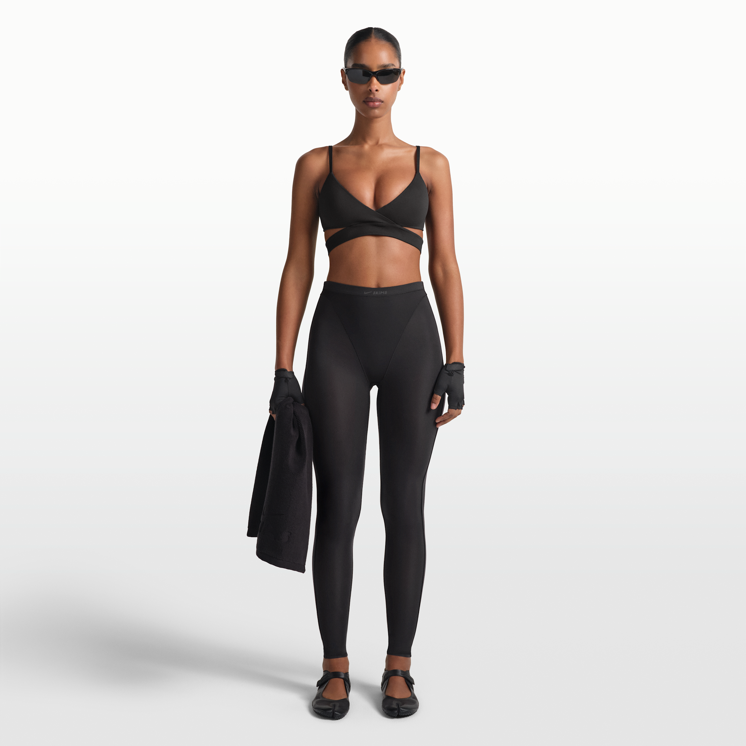 Leggings a vita alta con inserto a V NikeSKIMS Weightless Layers – Donna - Nero