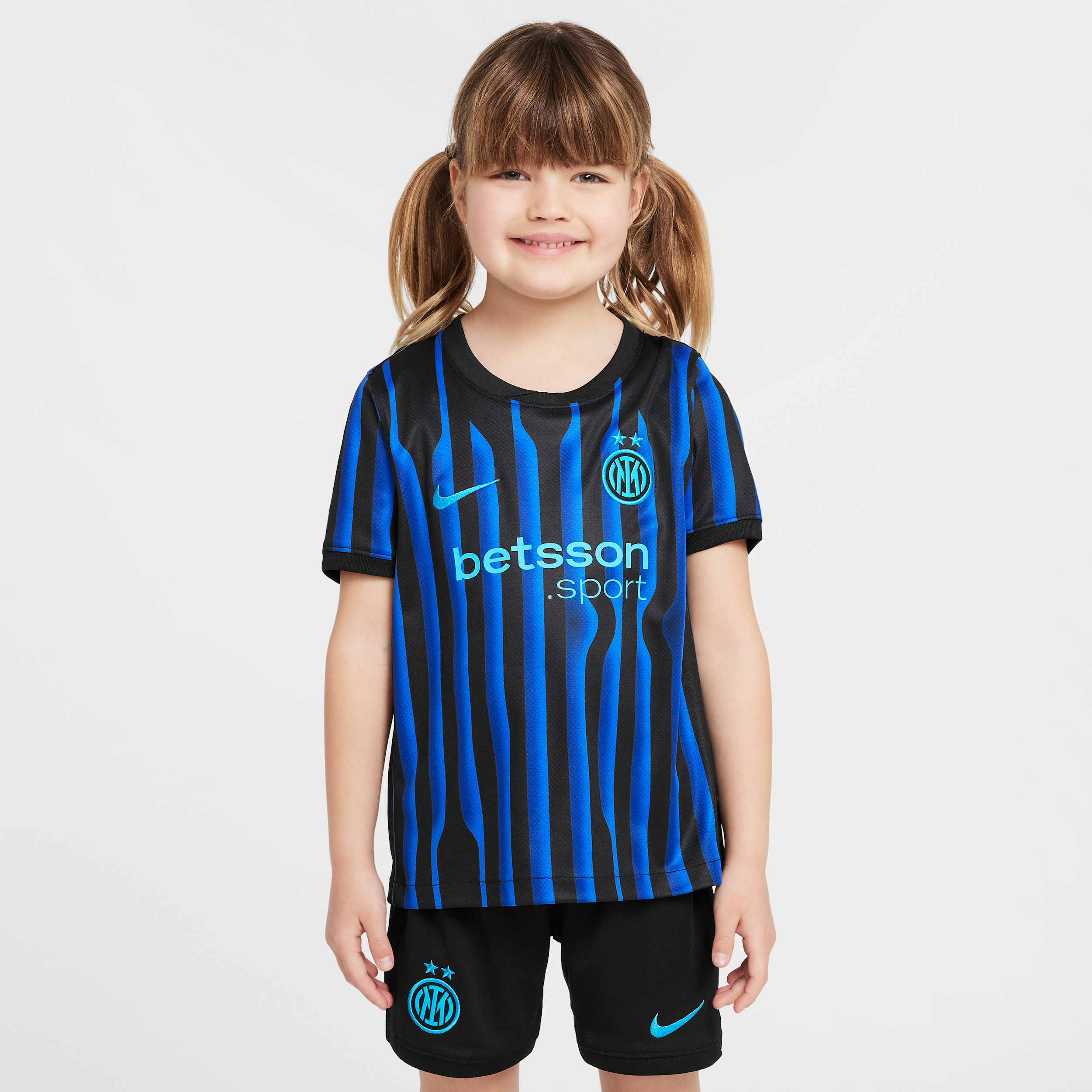 Thumbnail - Inter Mailand 2025/26 Stadium Home dreiteiliges Nike Replika-Fußballtrikot-Set (jüngere Kinder) - Blau