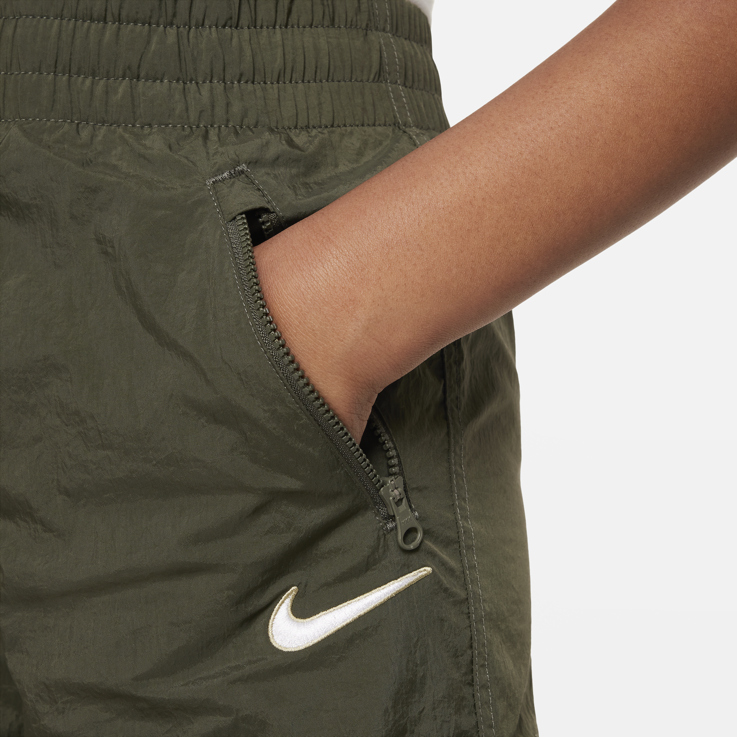 Nike Sportswear Geweven cargobroek met hoge taille voor meisjes Groen