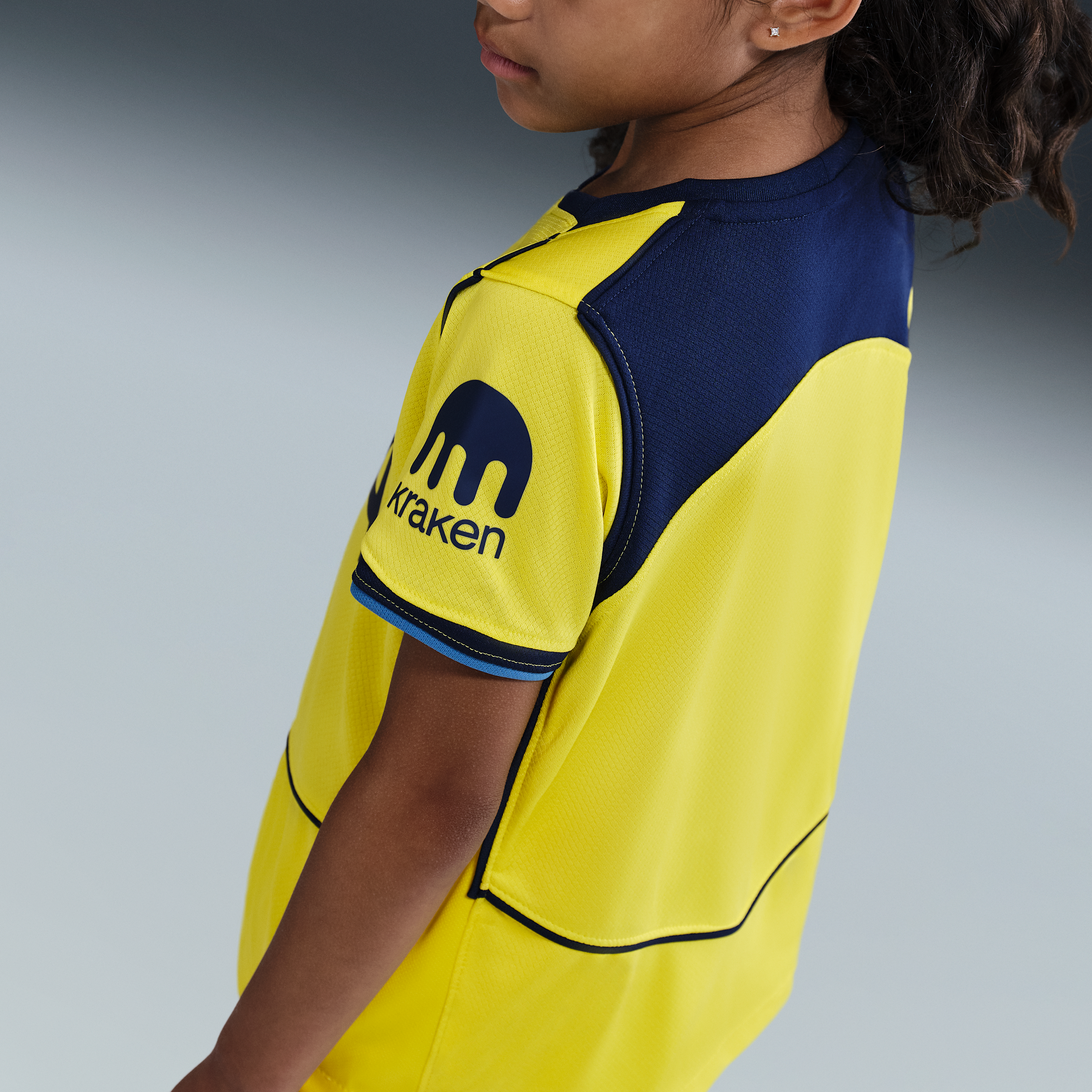 Thumbnail - Tottenham Hotspur 2025/26 Stadium Third Nike Dri-FIT Total 90 dreiteiliges Fußballtrikot-Set (jüngere Kinder) - Gelb