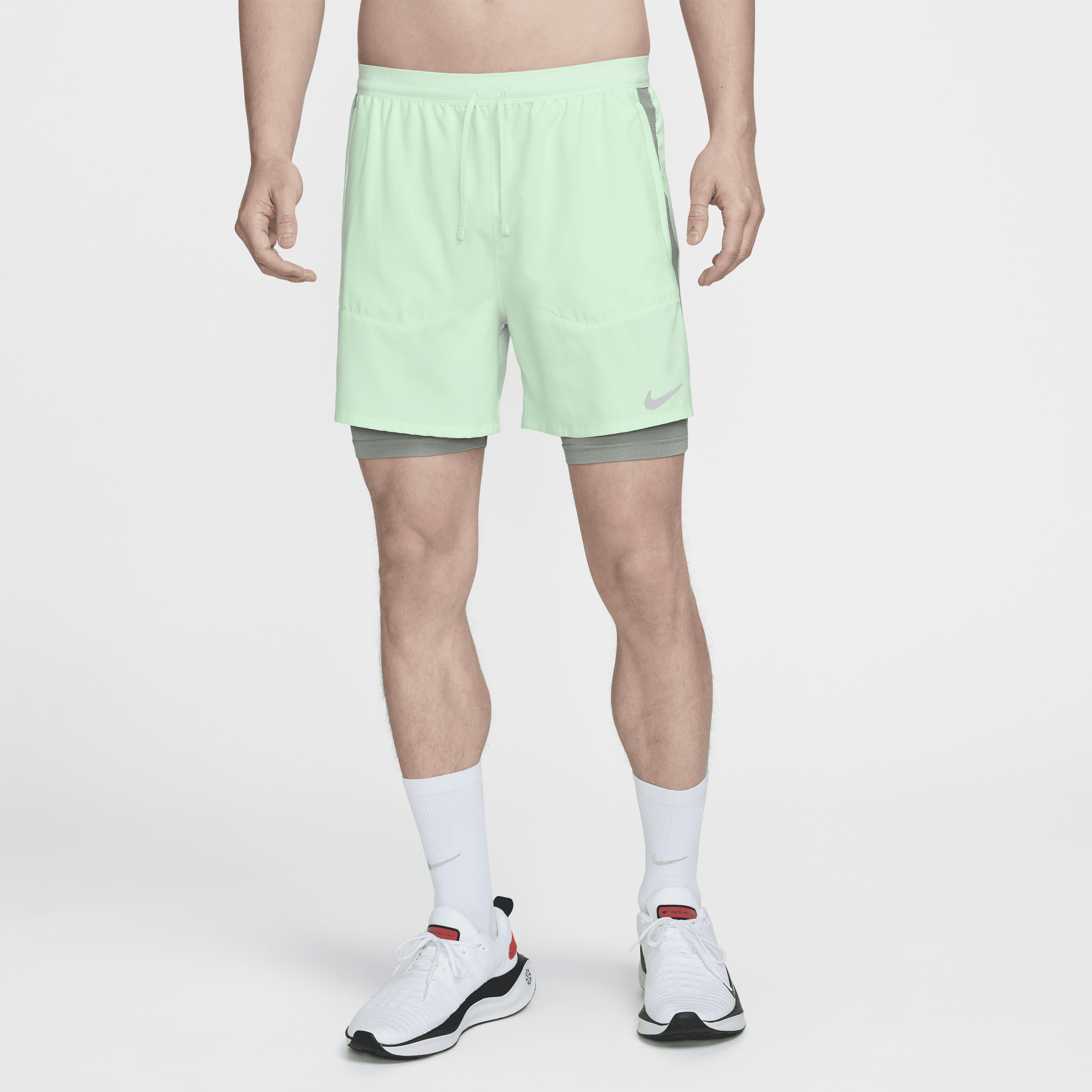 Image of Nike Stride Dri-FIT hybride hardloopshorts voor heren (13 cm) - Groen