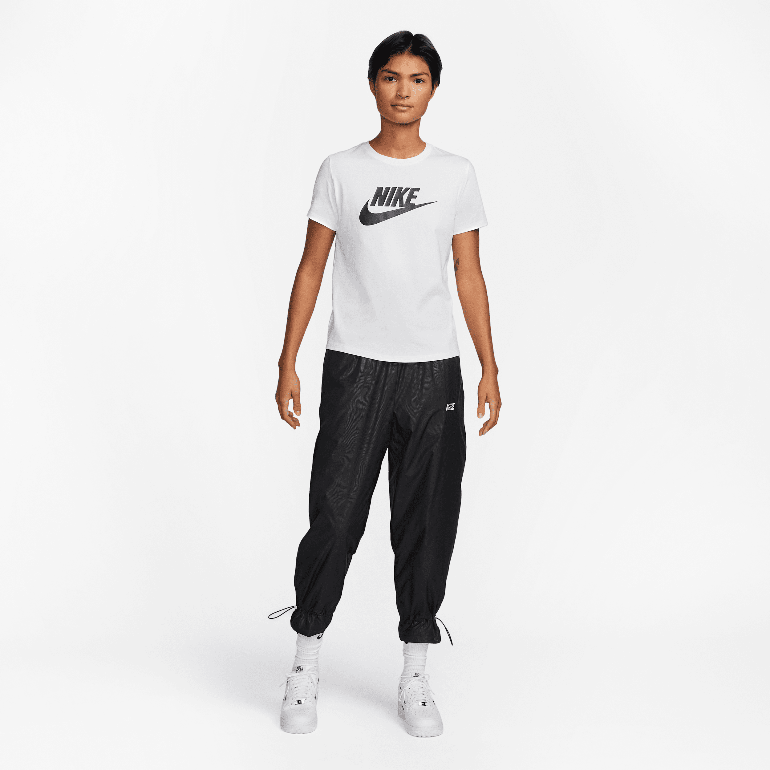 Tee-shirt à logo Nike Sportswear Essentials pour femme - Blanc