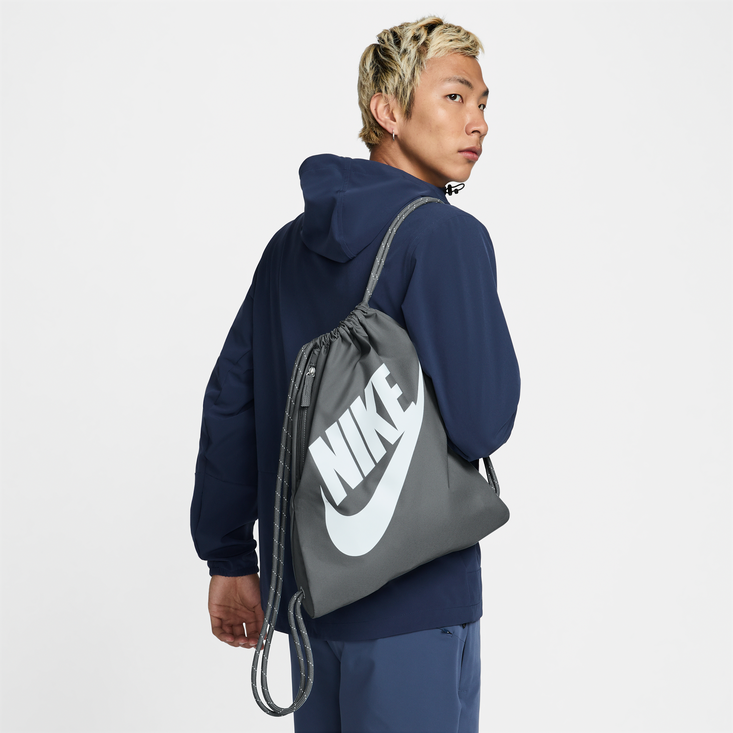 Sacca con laccetti Nike Heritage (13 l) - Grigio
